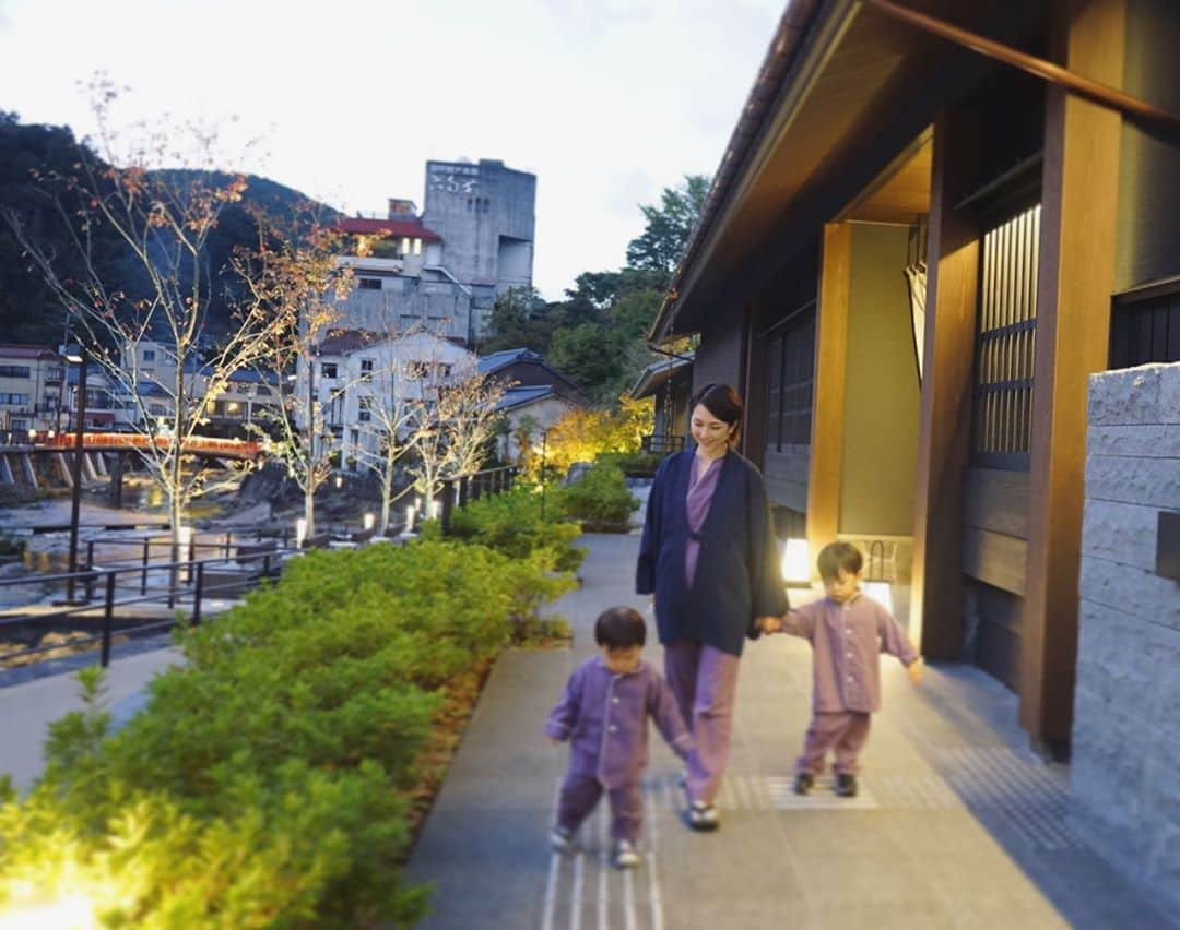 Remiさんのインスタグラム写真 - (RemiInstagram)「onsen trip with 👩🏻‍🦳🤍 1ヶ月に渡る帰省生活もあと少し。 お世話になったお礼に母に親孝行旅行♨️ 母のリクエストで、山口県長門湯本に今年できたばかりの「界 長門」へ。 武家文化を体現した趣ある旅館で三世代水入らず堪能しました🏯♨️  年始のセブ親子留学以来の4人旅👩‍👩‍👧‍👦✨ 私の旅好きは完全に母の遺伝です✈︎  #界長門 #山口県 #長門湯本温泉 #星野リゾート #子連れ旅 #三世代旅 #gotoトラベル #gototravel #LOVETABI #LOVETABIMama」10月27日 16時12分 - remi_912