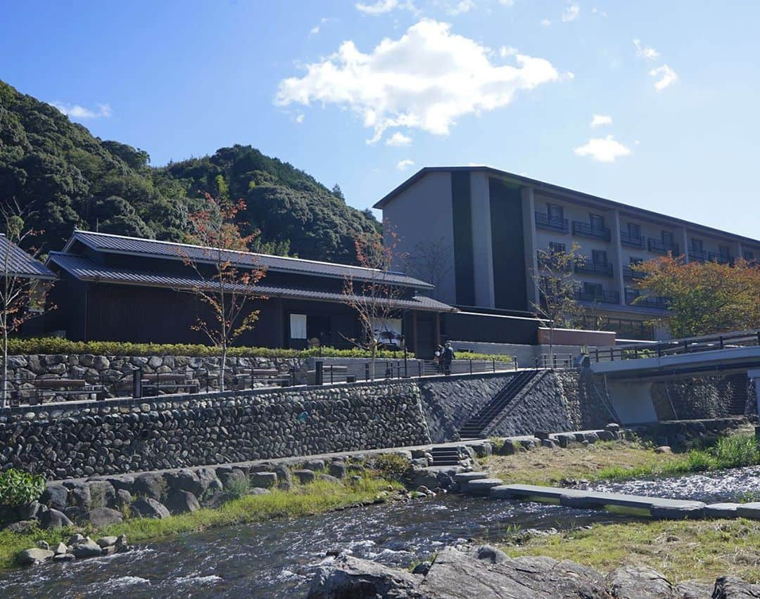 Remiさんのインスタグラム写真 - (RemiInstagram)「onsen trip with 👩🏻‍🦳🤍 1ヶ月に渡る帰省生活もあと少し。 お世話になったお礼に母に親孝行旅行♨️ 母のリクエストで、山口県長門湯本に今年できたばかりの「界 長門」へ。 武家文化を体現した趣ある旅館で三世代水入らず堪能しました🏯♨️  年始のセブ親子留学以来の4人旅👩‍👩‍👧‍👦✨ 私の旅好きは完全に母の遺伝です✈︎  #界長門 #山口県 #長門湯本温泉 #星野リゾート #子連れ旅 #三世代旅 #gotoトラベル #gototravel #LOVETABI #LOVETABIMama」10月27日 16時12分 - remi_912