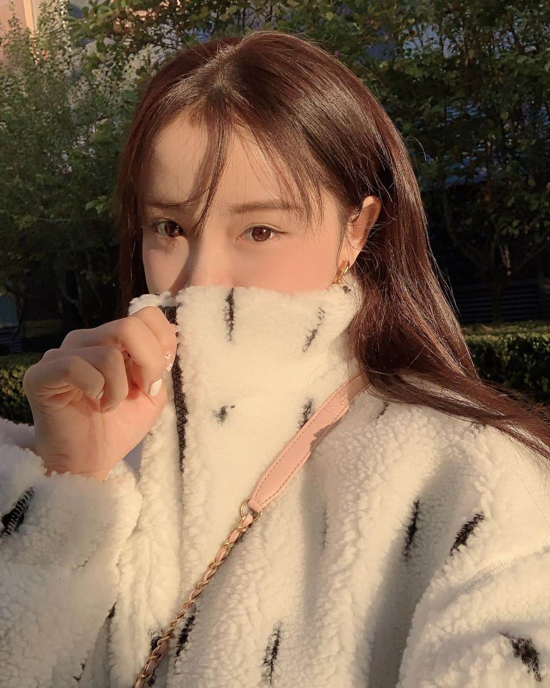 リン・シャオザイのインスタグラム：「练习跳舞的时候💛」