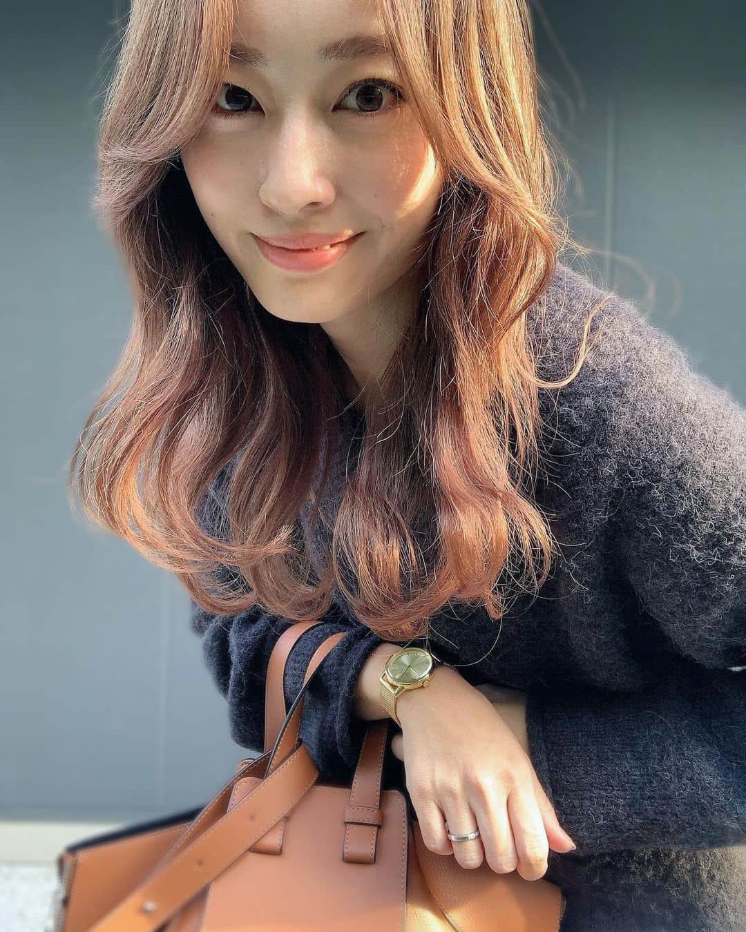 小祝麻里亜のインスタグラム：「今日の秋晴れも気持ちよかったですね☀️🍁春夏はシルバー小物が多いけど、秋冬の小物はゴールドにシフトチェンジ🧡  今日はエシカルなブランド　@augustbergjapan のゴールドの時計です。  デンマーク発のブランドなんだけど、取り組みが好きで👇  時計販売数1本ごとにアジア・アフリカの子どもに最低6ヶ月間の良質の教育を提供し、20,000本売り上げるごとに共に学校を建設します。  ☝️その活動に貢献できた気がして、気に入ってます😌😌🌈  ． ． ＿＿＿＿＿ #outfit #coordinate #look #augustbergjp #instafashion #셀스타그램 #얼스타그램 #데일리 #데일리룩 #오오티디  #タイムフルネス #エシカル #オーガストバーグジャパン #時計」