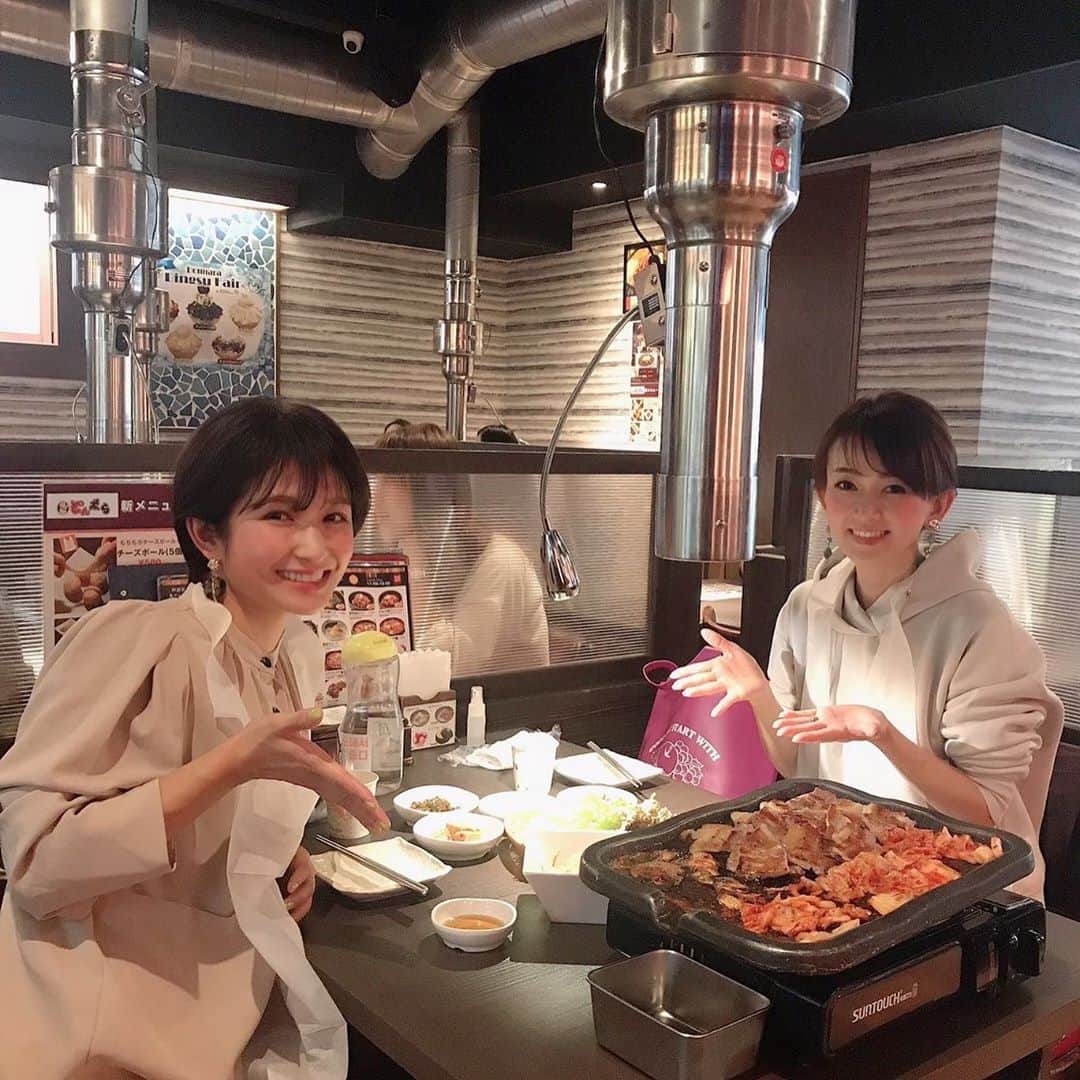 のインスタグラム：「カイモノラボ📺でご一緒させて頂いてから仲良くしてもらっている小西ゆりなちゃんと新大久保コスメツアー💄😁 独身時代は度々友達と韓国に行ってコスメツアーをしていた私も、なかなか行けなくなっておりましたが…新大久保、メチャメチャ楽しくてハマりそう🥺✨ ランチタイムに美味しいサムギョプサルを食べながら、コスメや子育ての話まで…あっという間だったけれど、とても楽しい時間でした☺️ (私ガシガシ歩く気満々でいつも通りカジュアル私服😁) いつも色々リサーチしてくれるゆりなちゃん🥺 私の体調もずっと心配してくれていて…その優しさに感謝です🙏✨ 私の心と体を気遣ったプレゼント🎁まで…😭✨ ゆりなちゃんはダンスの先生としても活躍中で、彼女が時々インスタにもアップしてくれる韓流ダンス(時々息子くんも一緒)が可愛すぎて😍いつも私の癒し❤️ カイモノラボでご一緒させて頂いている皆さんは、本当にルックスも心も素敵すぎて大好きな人達ばかりです✨  #岡部玲子 #タレント　#レポーター　#アナウンサー　#キャスター　#女子アナ　#カイモノラボ　#カイモニスタ　#新大久保　#新大久保コスメ #新大久保コスメツアー　#サムギョプサル　#新大久保ランチ」