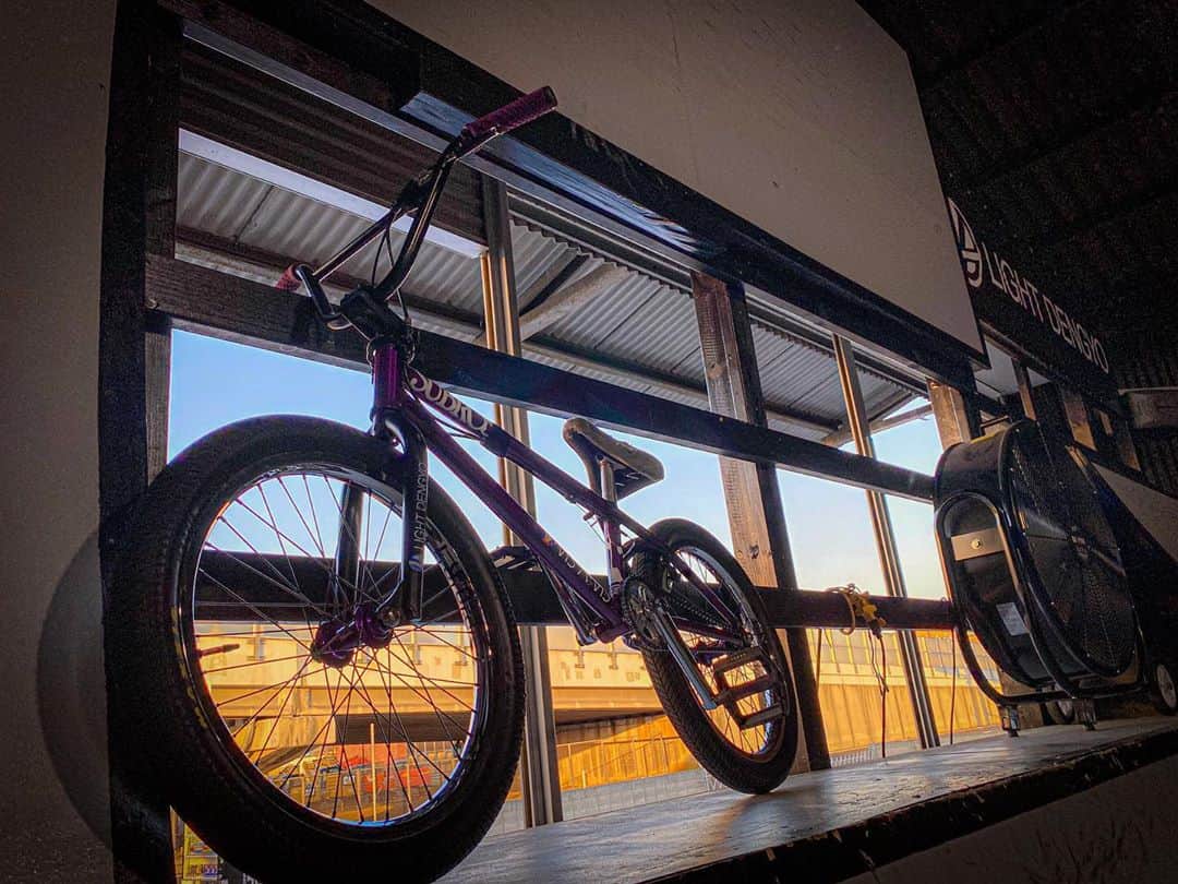 のインスタグラム：「My bmx is the coolest in the world for me! thanks always all day with me💜💜💜 いつもありがとう！！！！！！ support by @slopeshot BIG THANKS! @visavis_jp #タウン情報おかやま #ライト電業 #bigjohn #bluesakura #slopeshot #bmx #bmxgirl #bmxfreestyle #bmxwomen #mybike #感謝 #愛車自慢 #purple」