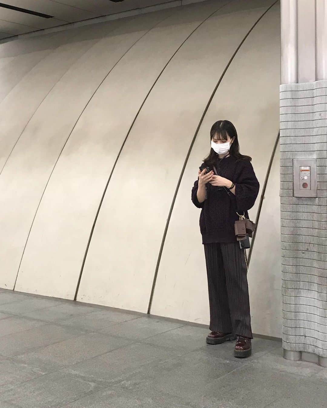 木村なつみのインスタグラム：「マチアワセノヒト、くろじゃないよ！あかだよ！ 片足重心をやめたいヒトでもある🤸🏻」