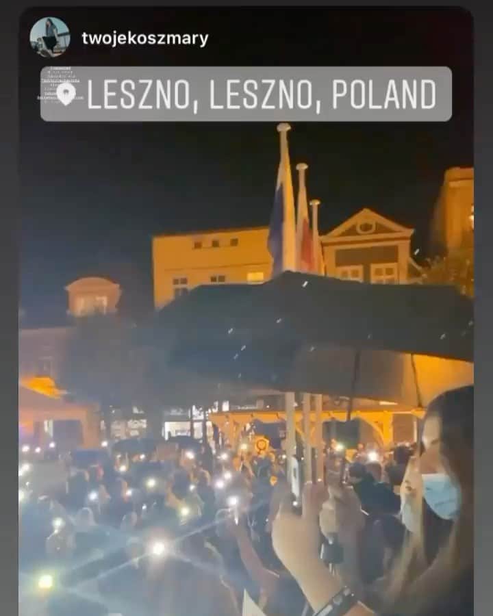アニヤ・ルービックのインスタグラム：「Cała Polska wkurwiona .. protesty w całym kraju i nie tylko.. od dużych miast, po mniejsze miasteczka i wsie. 💪 #powiedzkomuś #strajkkobiet #prawakobiet #strajkwszystkich #prawaczlowieka #wyroknakobiety」