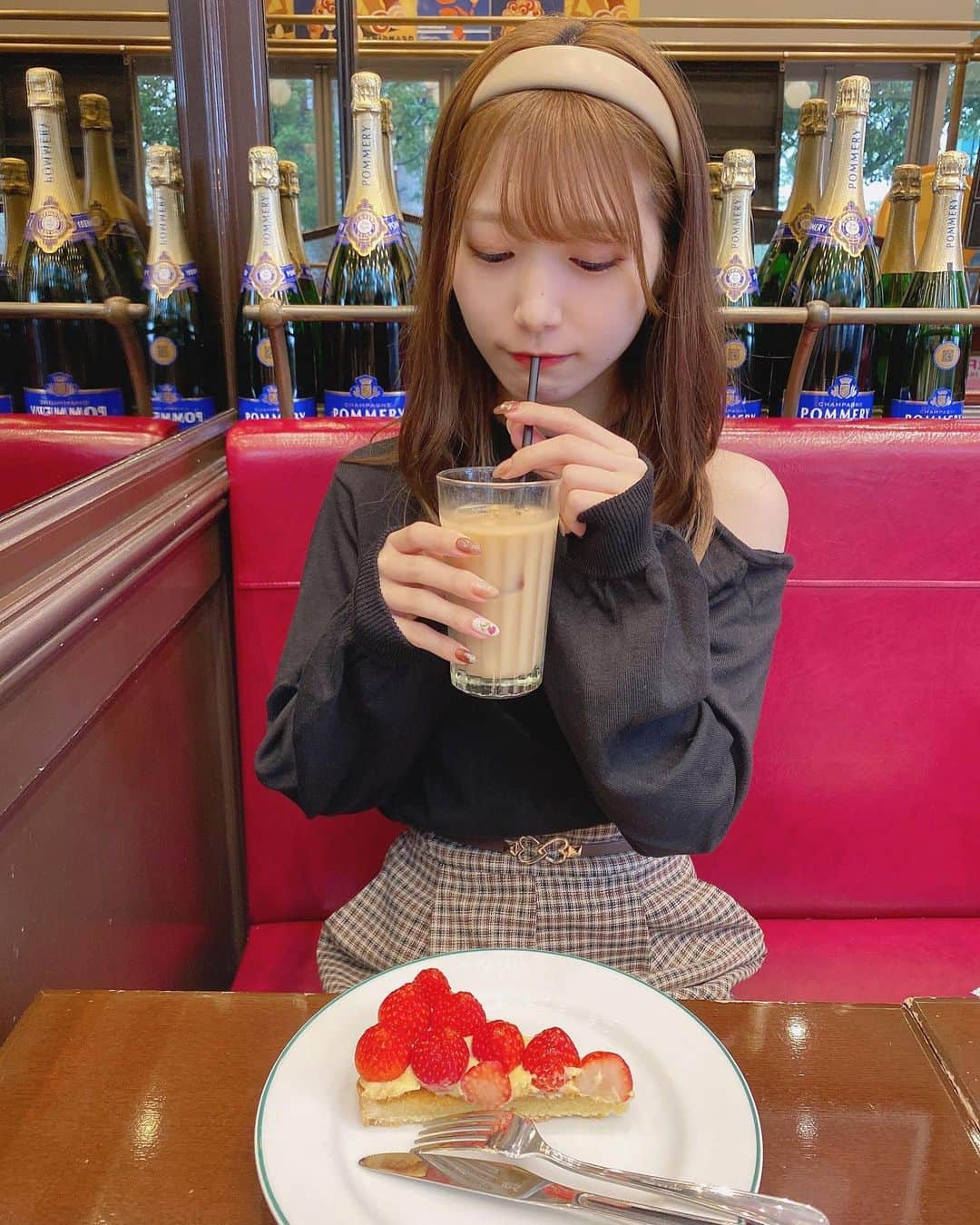 阪上彩香さんのインスタグラム写真 - (阪上彩香Instagram)「ケーキの中で苺タルトが1番好き🥰 ･ ･ ･ #auxbacchanales #グランフロント #グランフロント大阪 #グランフロントカフェ #いちごタルト #イチゴタルト #カフェ巡り #カチューシャ #カチューシャヘア #カチューシャアレンジ #3coins #スリーコインズ #ゆるふわ巻き #ミックス巻き #instgood #instlike #instagram #instfashion #followme」10月27日 16時47分 - ayaka_skgm