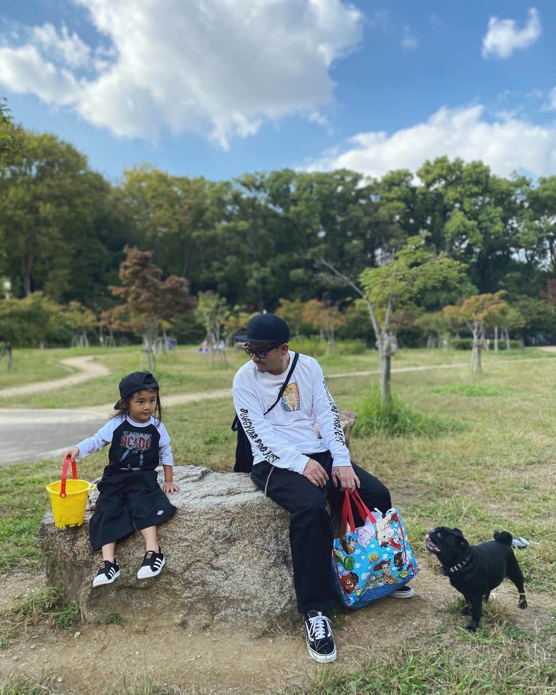 Saki さんのインスタグラム写真 - (Saki Instagram)「母はまぬけ顔してるけど、 ジョアン可愛いしいい写真😉🌳🍂🍁🍃 昨日は、振り返え休日で家族で大阪城公園へ🌳 久々行ったらめちゃ変わっててビックリ〜  とにかくジョアンが楽しんでて良かった😌❤️  トトとひたすら走ったり、 落ち葉広いしたり🍂 ベンチ座ってお昼食べたり🍙 遊具でもお尻擦り減るぐらい滑ったね😂  平日サイコー🌈 また行こうねー😊 広い公園ええなあ🌼」10月27日 16時49分 - saki1011