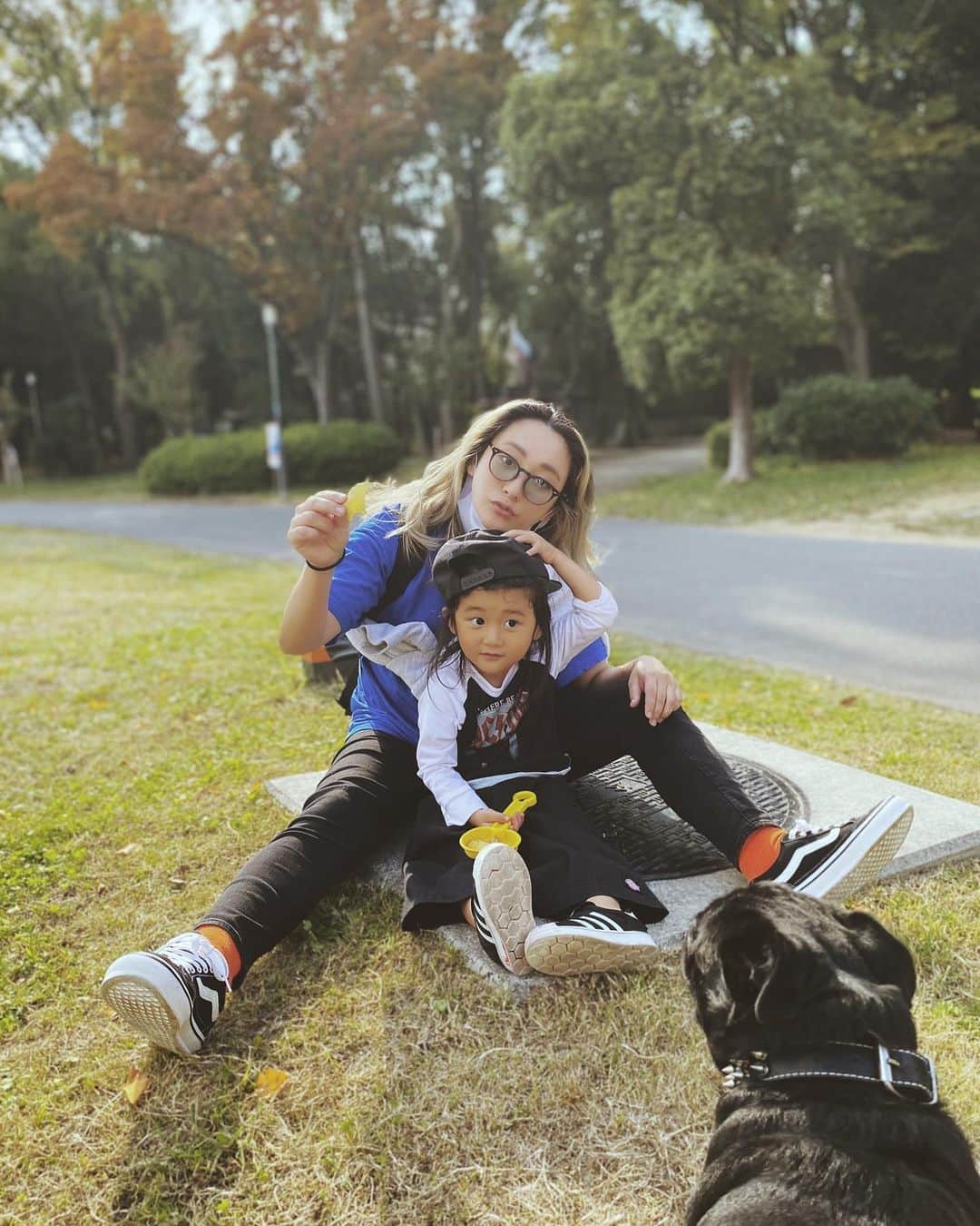 Saki のインスタグラム：「母はまぬけ顔してるけど、 ジョアン可愛いしいい写真😉🌳🍂🍁🍃 昨日は、振り返え休日で家族で大阪城公園へ🌳 久々行ったらめちゃ変わっててビックリ〜  とにかくジョアンが楽しんでて良かった😌❤️  トトとひたすら走ったり、 落ち葉広いしたり🍂 ベンチ座ってお昼食べたり🍙 遊具でもお尻擦り減るぐらい滑ったね😂  平日サイコー🌈 また行こうねー😊 広い公園ええなあ🌼」