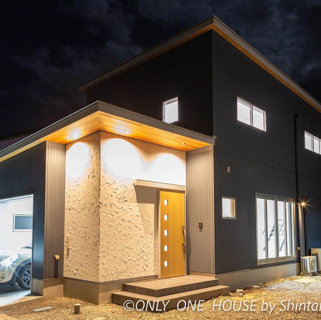 ONLY ONE HOUSE 株式会社 新谷組のインスタグラム：「⸝⋆⸝⋆  建築家と作る憧れの暮らし- A Special Life -  「家族の想いをより良いカタチに」 newest architect 他多数の有名建築家がご提案  ˗ˏˋ 内覧会情報  ˎˊ˗  OPEN HOUSE  in 小浜 2020.10.31 sat  10:00-17:00 2020.11.01 sun  10:00-16:00  今回は両日とも一般公開となっております！！    ※新型コロナウイルス感染拡大を考慮し、 ご予約優先とさせて頂きますので、 ご予約がない場合は、お待ちいただくことが ございますので何卒ご了承ください。  ☎ご予約頂ければスムーズにご案内が出来ます。 さらに・・・・・ ご予約特典もございます 何卒ご理解ご協力の程お願い申し上げます。　    お家づくりの参考になるポイントが盛り沢山の 内覧会となっておりますので、是非この機会に 実際にご覧になりご体感ください。  今回はご来場につき1グループ様に1つ お米2キロプレゼント( ^_^)/~~~☆★  ぜひお越しください🎃👻  HPやInstagramに内覧会情報や施工事例、豆知識 など随時UPしておりますので是非ご確認下さい。 . . ⚀ 本社TEL  0770-78-1255 ⚁ 事務所TEL  0770-59-2552 ⚂ E-Mail  shintanigumi@outlook.jp ⚃ 新谷組HP  http://www.shintanigumi.jg .  #新谷組#おおい町#舞鶴市#高浜町#小浜市#敦賀市#若狭町#美浜町#新築#一戸建て#外構工事#改修工事#シンプルライフ#マイホーム#マイホーム計画#注文住宅#デザイン住宅#自由設計#工務店#金属サイディング#無垢材#ジョリパット#家事楽動線#間取り」