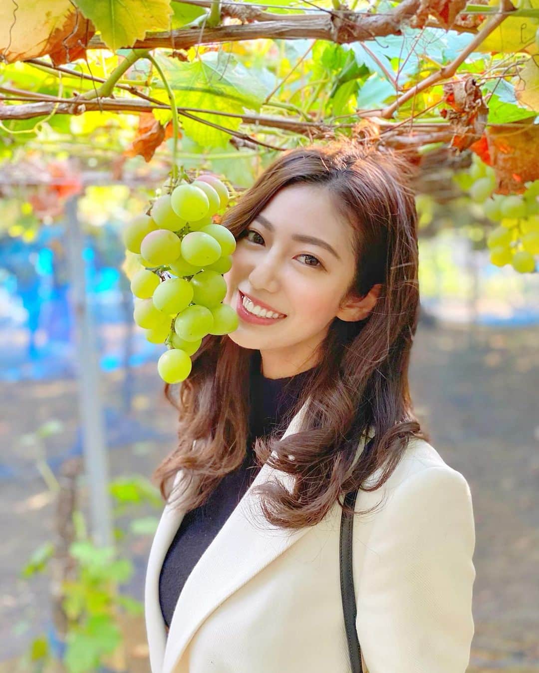 あべなつきさんのインスタグラム写真 - (あべなつきInstagram)「山梨でぶどう狩りしてきた🍇﻿ ﻿ 楽しすぎたーーー！！！！✨✨﻿﻿ ﻿ ﻿ 「最近の美容事情」💗﻿ ﻿ ・マツエク&パリジェンヌ👀✨　﻿ @eyelash.base @_base_total  ナチュラルな感じでお願いしたよー！﻿ 初めてまつげパーマしたよ！！﻿ パリジェンヌはマツエクもできるから﻿ 本当おすすめ！！﻿ ﻿ ﻿ ・ソニックフィット﻿ @rillee_on  ハイフよりも効果が高い最新のもの！！﻿ フェイスライン をキュッとさせるよ﻿ 友達からおすすめされてたから﻿ ずっと気になってたのー❤︎﻿ 全然痛くなくてむしろ﻿ マッサージしてもらってる感じ😳❤️  #ぶどう狩り　#山梨　#山梨旅行　#マツエク　#パリジェンヌ　#まつげパーマ #カラコン　#インフルエンサー　#ソニックフィット　#ハイフ  #美容好きな人と繋がりたい #美容皮膚科 #小顔　#リフトアップ　#西麻布 #リリーオン」10月27日 16時56分 - i.am_natsuki_