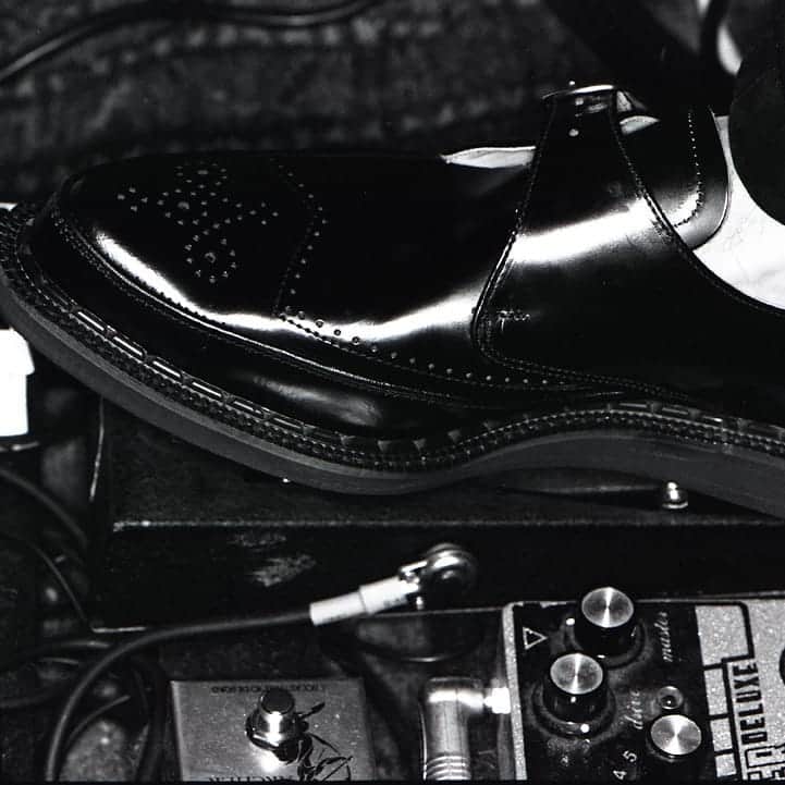 ジョージコックスさんのインスタグラム写真 - (ジョージコックスInstagram)「Black Strummer monk back in stock. 📷 @jbaron01  . #theoriginalcreeper #georgecox #madeinengland #leadyourway」10月27日 16時59分 - georgecoxfootwear