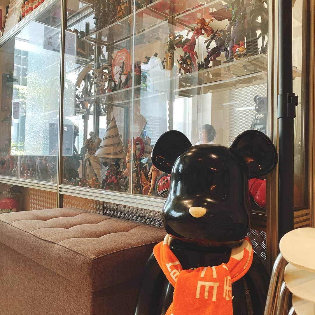 東京カメラ部 横浜分室さんのインスタグラム写真 - (東京カメラ部 横浜分室Instagram)「「ジャグカフェ＠JagskaddBase」 . ポップでお洒落な空間が魅力の「ジャグカフェ」。 大人の秘密基地のような空間で、マスターが作る美味しい洋食の数々がいただけます。 本日のランチには人気のステーキピラフ（1,150円）をチョイス♪ このほかオムライスや生パスタなど、ランチからディナーまで、毎日来ても飽きないメニューが盛りだくさんです！ . みなとみらい線公式Facebook「わたしの横浜4.1キロさんぽ」で横浜の魅力を発信中！ そちらも是非ご覧下さい！<PR> . #みなとみらい線フォト散歩 #みなとみらい線フォトさんぽ #みなとみらい線 #横浜 #新高島 #みなとみらい #馬車道 #日本大通り #元町中華街 #yokohama #東京カメラ部 #Japan #photo #写真 #日本 #ジャグカフェ #カフェ #cafe #秘密基地カフェ #洋食 #洋食屋 #元町 #cafestagram #instafood #ランチ #グルメ女子 #myyokohama #横浜グルメ #インスタグルメアワード2020 #みなとみらい線グルメ時間」10月27日 17時00分 - tcc.yokohama