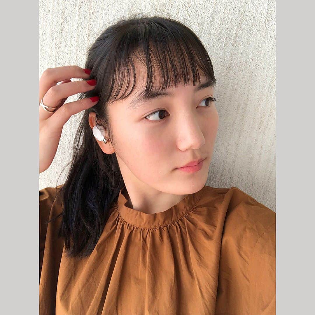 亘理舞さんのインスタグラム写真 - (亘理舞Instagram)「・ 見てくださってる皆さん、お疲れ様です😌 ・ 私も気付いたらもう半年ほどオンライン授業をしているようで、びっくりですよね😳トルコに住む学生が毎日学校へ行く日はいつになるのやら、まだ先が見えない状態です。 ・　 どこか遠くで話す先生の声を聞きながらパソコンに写るクラスメイト達を見つめて、キーボードをカタカタと... そんな私の新しすぎる学校生活と共にワイヤレスイヤホンがあります😂 ・ 皆さんも使ってますか？？ ・ #トルコ生活#オンライン学習#ワイヤレスイヤホン#sudio #sudiomoments #スーディオ#オン眉ぱっつん#ブラウントップス#スタダ#亘理舞」10月27日 17時00分 - mai_watari_official