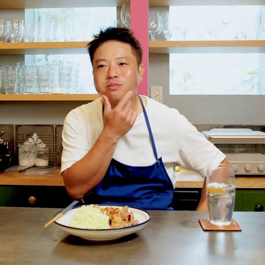 栗原心平さんのインスタグラム写真 - (栗原心平Instagram)「新刊『おいしい酒肴は白飯にも合う。』（平凡社）のレシピの中から「豚マヨしょうが焼き」を作りました！  ピーナッツを加えることで、香ばしく、食感も楽しい料理になりました！  詳しくはプロフィールのリンクから @gochisosamachannel  #家で作ろう #栗原心平 #shimpeikurihara #ごちそうさまチャンネル #レシピ #簡単」10月27日 17時00分 - gochisosamachannel