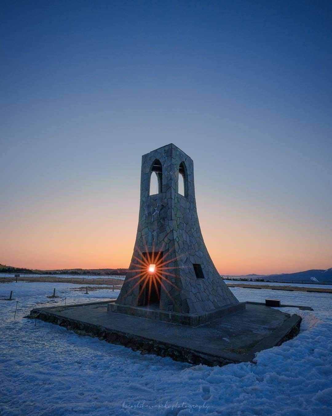 ?長野県 観光 公式インスタグラム さんのインスタグラム写真 - (?長野県 観光 公式インスタグラム Instagram)「//﻿ Photo by @hiroshikawasakiphotography﻿ ﻿ Utsukushi-no-Tō﻿ (Nagawa Town, Ueda City)﻿ ﻿ Utsukushigahara Kogen is often covered in thick fog. ﻿ ﻿ To help trekkers find their way when visibility is low, six-meter-tall Utsukushi-no-Tō was erected here and equipped with a fog bell.﻿ ﻿ It is also Japan’s tallest bungakuhi (literary monument) and features a relief of Yuichiō Yamamoto, a major contributor to the trails of Utsukushigahara.﻿ ﻿ ＝＝＝＝＝＝＝＝＝﻿ ﻿ 美ヶ原高原のシンボル﻿ 「美しの塔」﻿ ＠長和町、上田市﻿ ﻿ 濃霧になることが多い「美ヶ原高原」⛰﻿ ﻿ 遭難対策の一つとして﻿ 設置された避難塔「美しの塔」は﻿ 高さ約6mもあり国内で一番大きな﻿ 文学碑でもあります✨﻿  美ヶ原の登山道を整備した﻿ 功労者・山本俊一翁氏の﻿ 顔のレリーフが飾られている﻿ 美ヶ原のシンボルです🍃﻿ ﻿ ＿＿＿＿＿＿＿＿＿ ﻿ ﻿ 📸インスタアワード作品募集中📸﻿ 応募期間8/19～11/10﻿ 詳しくはプロフィールのリンクからご覧ください﻿ ﻿ @nagano_japan﻿ @jr_nagano_train﻿  をフォローして﻿ 応募期間(8/19～11/10)内に ﻿ 長野県内で撮った写真に﻿ #長野の車窓から﻿ #”撮影場所”﻿ を付けて投稿するだけ✨﻿ ﻿ ＿＿＿＿＿＿＿＿＿﻿ ﻿ Location /Nagawa Town, Ueda City, Japan ﻿ ﻿ #おうちでながの﻿ #長野のいいところ ﻿ #美しの塔﻿ #長和町﻿ #上田市」10月27日 17時00分 - nagano_japan