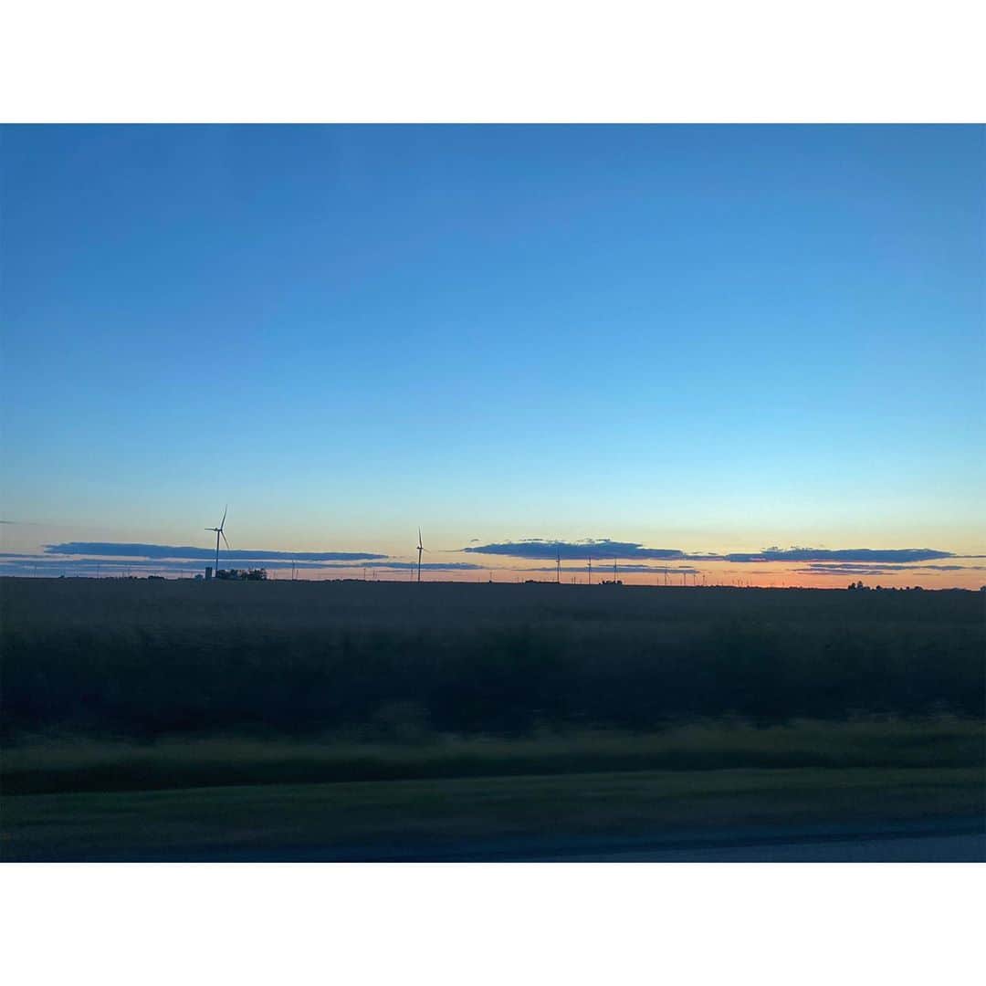 アメリカ大使館さんのインスタグラム写真 - (アメリカ大使館Instagram)「広ーーーい空のマジックアワー✨ サンセットあとしばらく見られるのはこの時間帯のだんだん暗くなっていく空ってなんとも言えない良い色だったりしますよね。 この大きな空はインディアナ州北部 小さく映る風車が、広さを際立たせますよね。 . #usa #america #studyabroad #livinginamerica #sky #magichour #landscapephotography #windmill #cloud #aftersunset #indiana #midwest #アメリカ #アメリカ生活 #留学 #車窓からの景色 #マジックアワー #夕焼け #大空 #風車 #インディアナ州 #ドライブ #中西部 #景色 #traveltuesday」10月27日 17時02分 - usembassytokyo