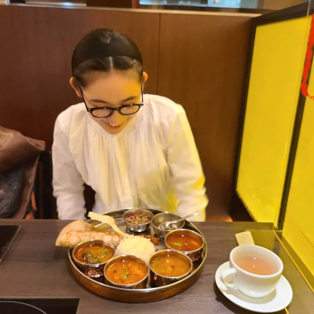 石田亜佑美さんのインスタグラム写真 - (石田亜佑美Instagram)「@rikako_sasaki.official 🥄 . . . 先日佐々木莉佳子ちゃんと、 スパイスカレーランチしてきました💛 . 美味しかった！ 楽しかった！ かわいかった！ . . . 南インド系のカレーは初めて食べましたが、こういう1皿を頂くと、スパイスで作る美味しさの世界は無限に広がってるんだな－って思います、黄色いのがココナッツミルクのカジキカレーなんですけど、それ特に好きだったな！ . . #佐々木莉佳子 #angerme #アンジュルム #スパイスカレー #spices #curry #南インド料理 #南インドカレ ー  #チャイ #好き #美味しそうすぎて拍手しちゃうりかこ #かわいい #morningmusume20 #モーニング娘20 #石田亜佑美 #伊達姉妹 #石田の食レポ」10月27日 17時04分 - ayumi_ishida.official