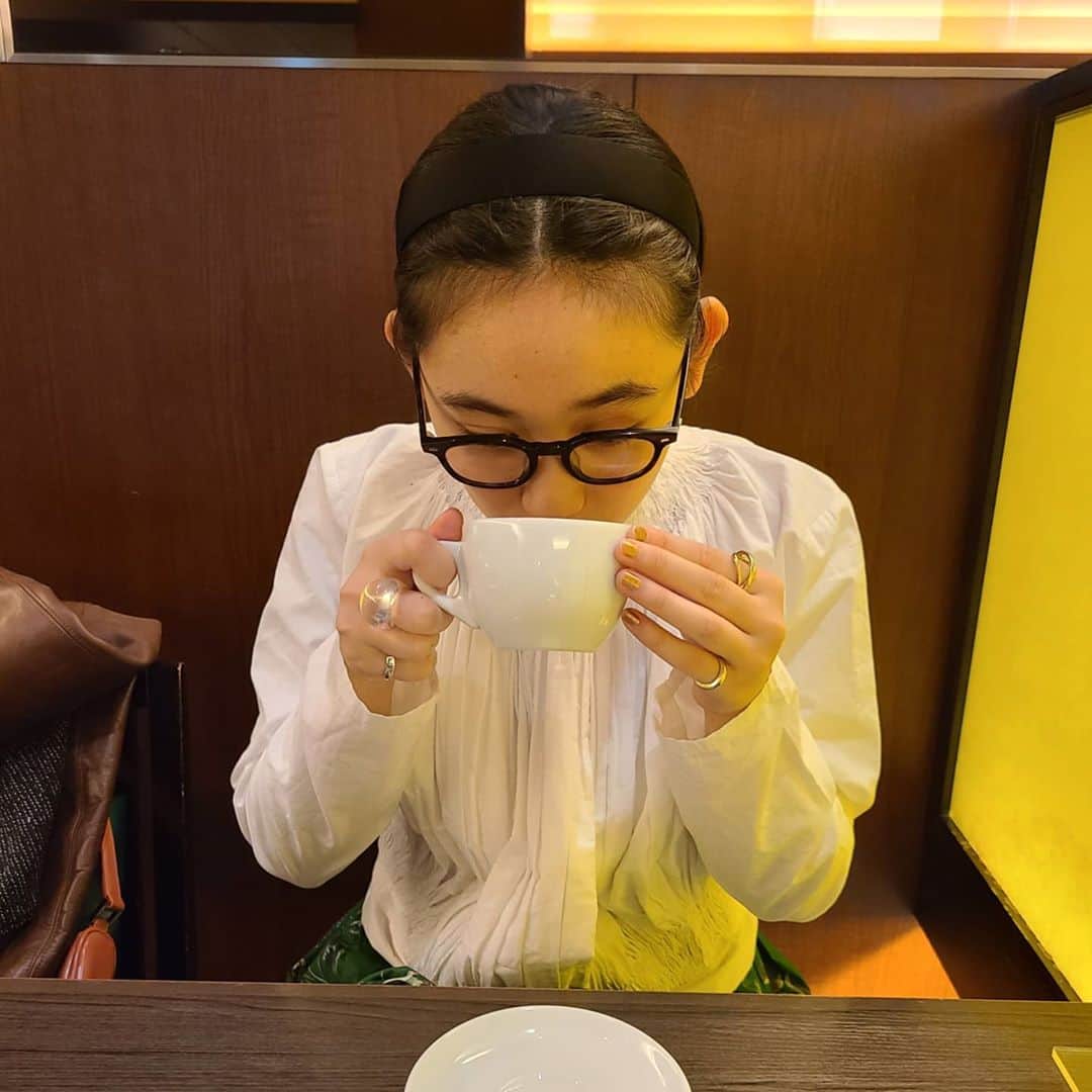 石田亜佑美さんのインスタグラム写真 - (石田亜佑美Instagram)「@rikako_sasaki.official 🥄 . . . 先日佐々木莉佳子ちゃんと、 スパイスカレーランチしてきました💛 . 美味しかった！ 楽しかった！ かわいかった！ . . . 南インド系のカレーは初めて食べましたが、こういう1皿を頂くと、スパイスで作る美味しさの世界は無限に広がってるんだな－って思います、黄色いのがココナッツミルクのカジキカレーなんですけど、それ特に好きだったな！ . . #佐々木莉佳子 #angerme #アンジュルム #スパイスカレー #spices #curry #南インド料理 #南インドカレ ー  #チャイ #好き #美味しそうすぎて拍手しちゃうりかこ #かわいい #morningmusume20 #モーニング娘20 #石田亜佑美 #伊達姉妹 #石田の食レポ」10月27日 17時04分 - ayumi_ishida.official