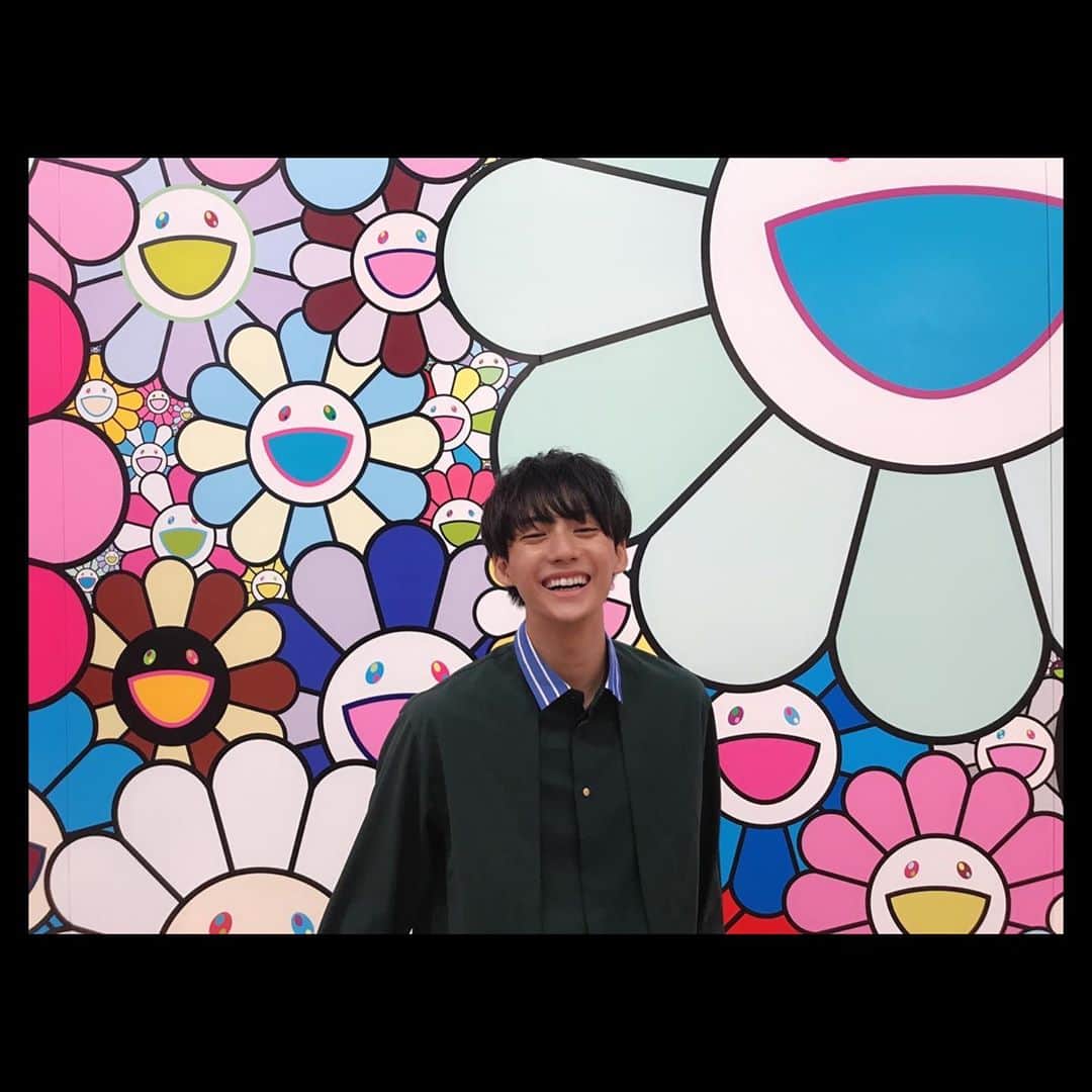 糠信泰州のインスタグラム：「森美術館のスター展みてきました☻  村上隆さんの作品の前で📸  心がカイカイキキで溢れました😊  写真じゃ物足りなかったのでパラパラ漫画も載せときます☻  #森美術館#stars展#村上隆#カイカイキキ#kaikaikiki#art#現代美術#芸術の秋#japan#tokyo#roppongi#六本木#六本木ヒルズ」