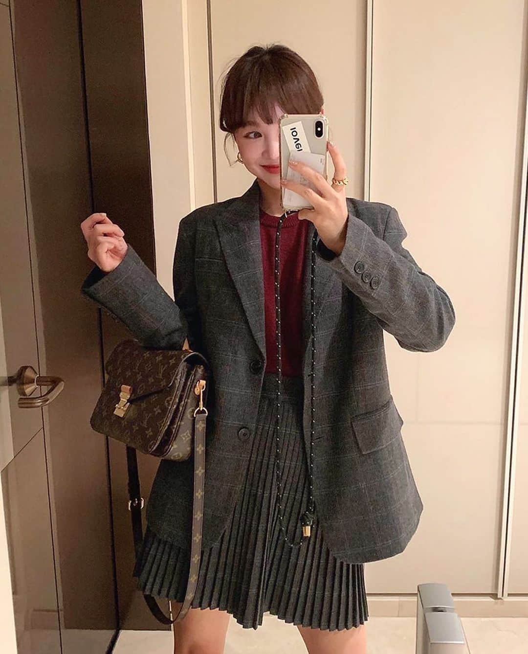 imvelyジャパンのインスタグラム：「チェックパターンとヘリンボーンパターンで シンプルながらも大人っぽく演出する ジャケットです🧡  季節の変わり目に一枚は持っておきたい ジャケットです🙆‍♀️ 多様なアイテムともちろんコーデが良くあい セットになっているスカート商品と合わせても さらにオシャレにコーデを完成します✨  #イムブリー#IMVELY#ジャケット #秋コーデ#大人カジュアル#大人可愛い#アウター」