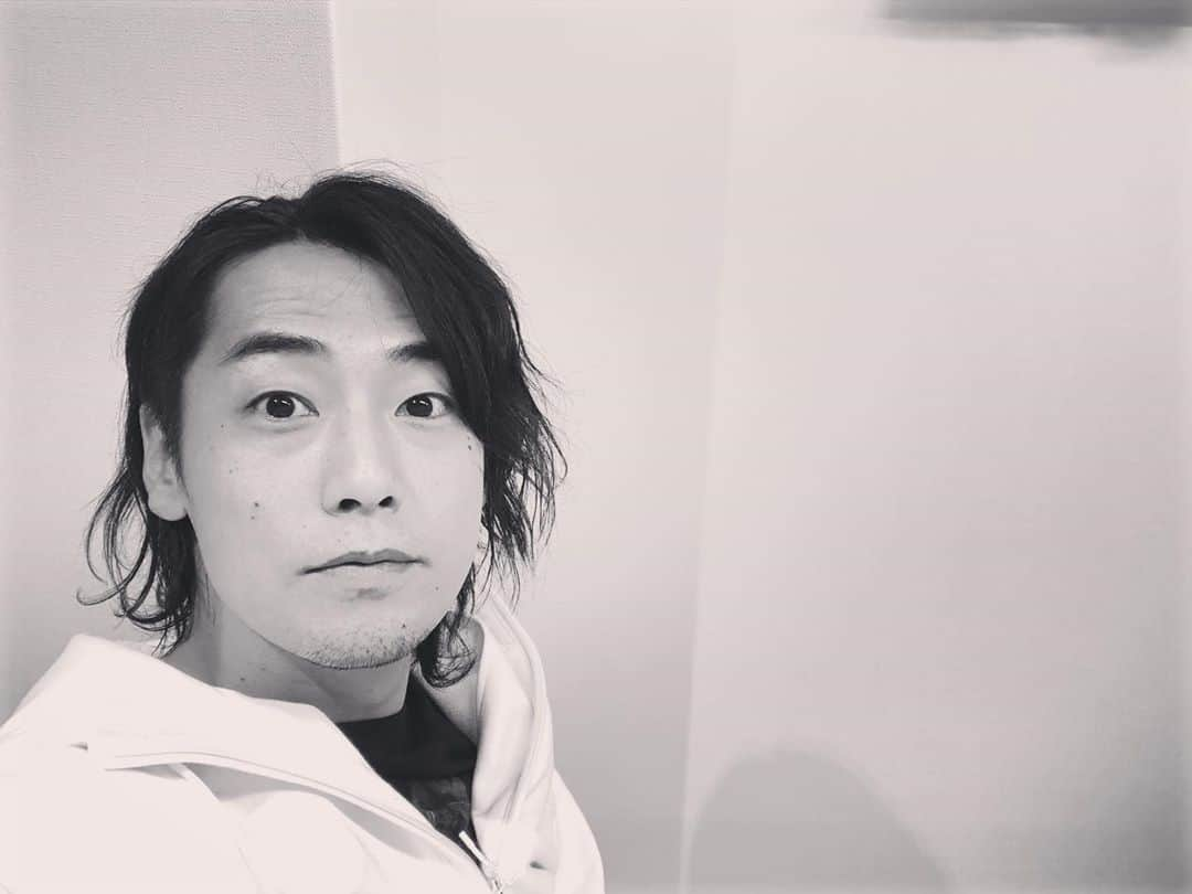 福士誠治さんのインスタグラム写真 - (福士誠治Instagram)「先日NHKで取材を受けました。  僕がNHKで出演した沢山の作品の話をしてきました。  とっても懐かしく、でも新鮮な気持ちで話せたことをなんだか嬉しく思っています。  まぁ、この写真はあんまり取材とは関係ないんですけどね笑笑  ポーーっとした顔で失礼笑笑  是非見ていただけると嬉しいです。  明日にはblogの方にもURL載っけますが、ここにも載っけておきますね。  https://www2.nhk.or.jp/archives/jinbutsu/detail.cgi?das_id=D0009071273_00000&og=D0009121781_00000  #福士誠治 #NHK作品 #朝ドラ #純情きらり #オトコマエ #まんまこと #徒歩7分 #忠臣蔵の恋  などなど沢山の話をしましたので是非に  #NHK人物録」10月27日 17時06分 - seiji_fukushi