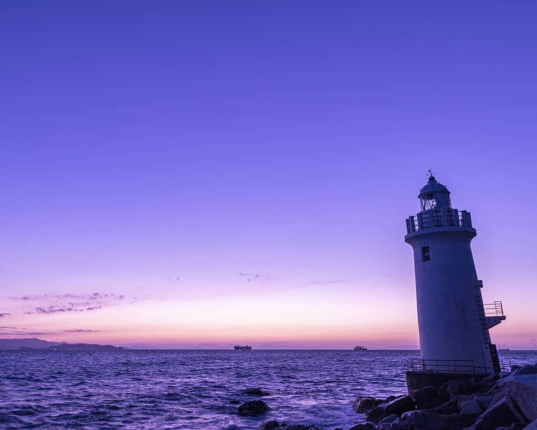 愛知県田原市さんのインスタグラム写真 - (愛知県田原市Instagram)「From lighthouse. * いつも違う、いつもの景色 * #伊良湖灯台 の夕焼け #マジックアワー#カコソラ #最近日没早くなったね  * 今日も灯台撮影している #たはら暮らし * #渥美半島#田原市#田原#伊良湖岬#伊良湖#赤羽根#菜の花浪漫街道#サーフィン#灯台#海#ゆうやけ#夕焼け#ゆうやけこやけ部#tahara#irago#akabane#spring#surfing#田舎暮らし#日々の暮らし#休日の過ごし方#スローライフ#instagramjaran#igersjp」10月27日 17時07分 - tahara_kurashi