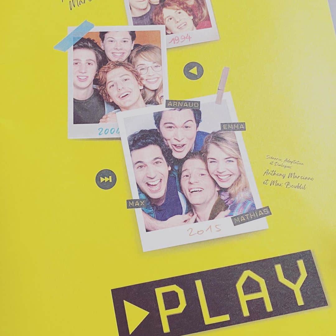 イレーネのインスタグラム：「Ça fait des années... . 「PLAY 25年分のラストシーン」 一足先に。とっても素敵な映画でした 25年分撮りためたビデオカメラ よくできてる 洋楽のバンドばっかり聴いてた90年代 パリで演劇学んでた00年代 色々さまよった10年代 個人的に全部主人公とシンクロして 共感しかない . シンプソンズのフィギュア 日本が誇るプレステ ジダン ディカプリオのロミジュリ よくわからん劇団の演出家 やたらみんな演奏したがるワンダーウォール お酒は味ではなく度数 . いとおしいですね。 11/6 センチュリーシネマにて公開です また観に行こう 映画はいいね。とてもよい。 . #play25年分のラストシーン  #映画  #フランス映画  #フランス  #generationy  #90年代  #パリ」