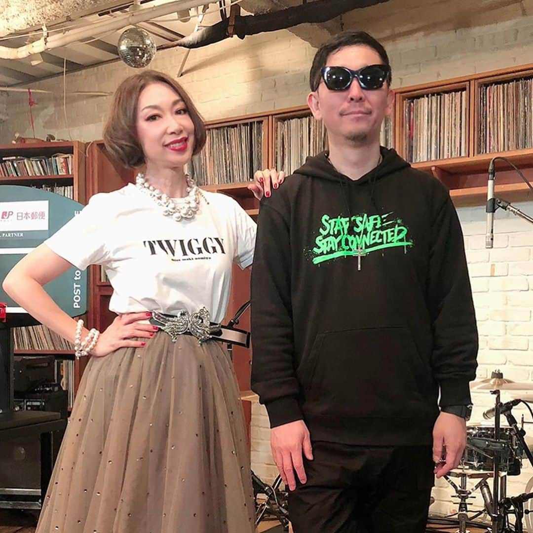 Taku Takahashiのインスタグラム：「野宮真貴さんと小西康陽さんと ピチカート・ファイブ  m-floの33%はピチカート・ファイブで出来ている。僕はそう思っている。音楽の方向性で悩むとき必ず聴くのがピチカート・ファイブの  『Overdose』『Romantique 96』『EXPO 2001』『Happy End of the World』  これらを全部CDで揃え直した。しかも初回限定版のみ。ピチカートのアルバムは音も素晴らしいんだけど、ジャケットや特典のポストカードとか全部で楽しめる。  僕が他のクラブミュージック系のアーティストと違う感じになってるのは、彼らから影響を受けているからだと思う。良い意味で「間違った音色選び」をしてしまうのはこれらのアルバムが僕のDNAに組み込まれているから。あと、家具とか服とかのお洒落への憧れも彼らの影響が大きい。  そんななか今月は元ピチカート・ファイブの小西康陽さんと対談、そしてBlock Fes準備で野宮真貴さんとお会いすることができた。僕にとって2人ともレジェンド。  小西さんに「ピチカート解散あとも年に1回はなにかするって解散イベントで言ったじゃないすかー」って言ったら小西さんに「あー、言ってたねー」って笑いながら返してくれたり。野宮真貴さんと動画を撮ってる時「東京は今何時？じゃあ大阪は？」って言ったら「ピチカートマニアにしかわからないやつ」って笑ってくれた。こんな会話ができるなんて学生の頃は想像すら出来なかった。  気づかされるのは、僕は音楽クリエータでもあるし、音楽愛好家だってこと。そう、ほかの音楽好きのみんなと一緒なんだよね。たまたま音楽を作る職業になっただけで。そもそも学生のころは音楽を仕事にしようって本気で思ってなかったから。途中からなんだよね、本気で向き合いだしたのは。  それでも21年、音楽活動を続けられた。続けられてる理由は色々な人に守られてたり、なんか僕にはよくわからない不思議な力にも守られてきてたよう気もする。あと、いちばん大事なのは自分が音楽好きだから。音楽好きにとって、自分にとってレジェンドの人たちと、世間話ができたりクリエーションのヒントをもらえることって相当なシチュエーションだ。これほどラッキーなことは無いと思う。  野宮真貴さんは来年で活動40周年。僕も少しでも長く音楽を作っていきたい。」
