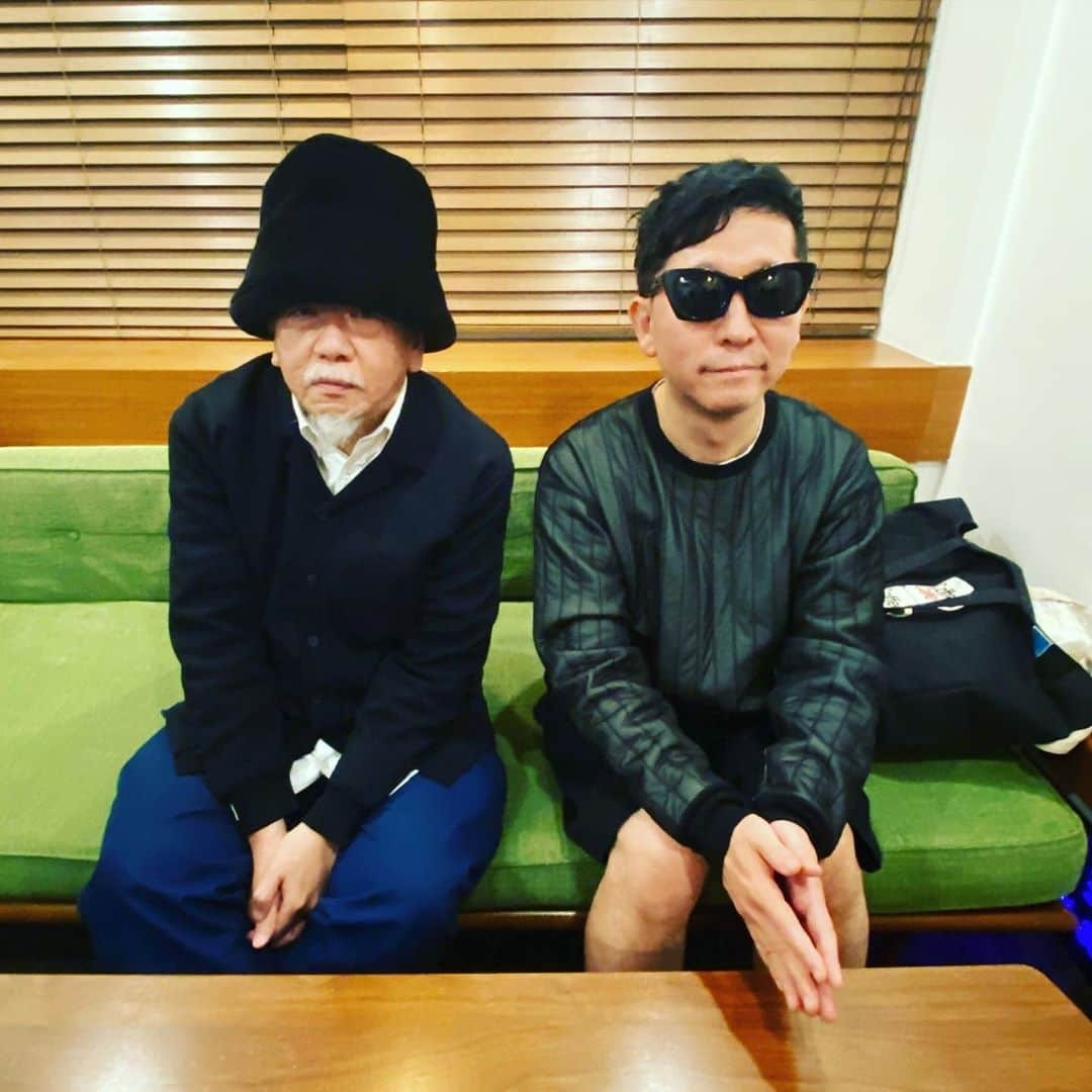 Taku Takahashiさんのインスタグラム写真 - (Taku TakahashiInstagram)「野宮真貴さんと小西康陽さんと ピチカート・ファイブ  m-floの33%はピチカート・ファイブで出来ている。僕はそう思っている。音楽の方向性で悩むとき必ず聴くのがピチカート・ファイブの  『Overdose』『Romantique 96』『EXPO 2001』『Happy End of the World』  これらを全部CDで揃え直した。しかも初回限定版のみ。ピチカートのアルバムは音も素晴らしいんだけど、ジャケットや特典のポストカードとか全部で楽しめる。  僕が他のクラブミュージック系のアーティストと違う感じになってるのは、彼らから影響を受けているからだと思う。良い意味で「間違った音色選び」をしてしまうのはこれらのアルバムが僕のDNAに組み込まれているから。あと、家具とか服とかのお洒落への憧れも彼らの影響が大きい。  そんななか今月は元ピチカート・ファイブの小西康陽さんと対談、そしてBlock Fes準備で野宮真貴さんとお会いすることができた。僕にとって2人ともレジェンド。  小西さんに「ピチカート解散あとも年に1回はなにかするって解散イベントで言ったじゃないすかー」って言ったら小西さんに「あー、言ってたねー」って笑いながら返してくれたり。野宮真貴さんと動画を撮ってる時「東京は今何時？じゃあ大阪は？」って言ったら「ピチカートマニアにしかわからないやつ」って笑ってくれた。こんな会話ができるなんて学生の頃は想像すら出来なかった。  気づかされるのは、僕は音楽クリエータでもあるし、音楽愛好家だってこと。そう、ほかの音楽好きのみんなと一緒なんだよね。たまたま音楽を作る職業になっただけで。そもそも学生のころは音楽を仕事にしようって本気で思ってなかったから。途中からなんだよね、本気で向き合いだしたのは。  それでも21年、音楽活動を続けられた。続けられてる理由は色々な人に守られてたり、なんか僕にはよくわからない不思議な力にも守られてきてたよう気もする。あと、いちばん大事なのは自分が音楽好きだから。音楽好きにとって、自分にとってレジェンドの人たちと、世間話ができたりクリエーションのヒントをもらえることって相当なシチュエーションだ。これほどラッキーなことは無いと思う。  野宮真貴さんは来年で活動40周年。僕も少しでも長く音楽を作っていきたい。」10月27日 17時09分 - takudj