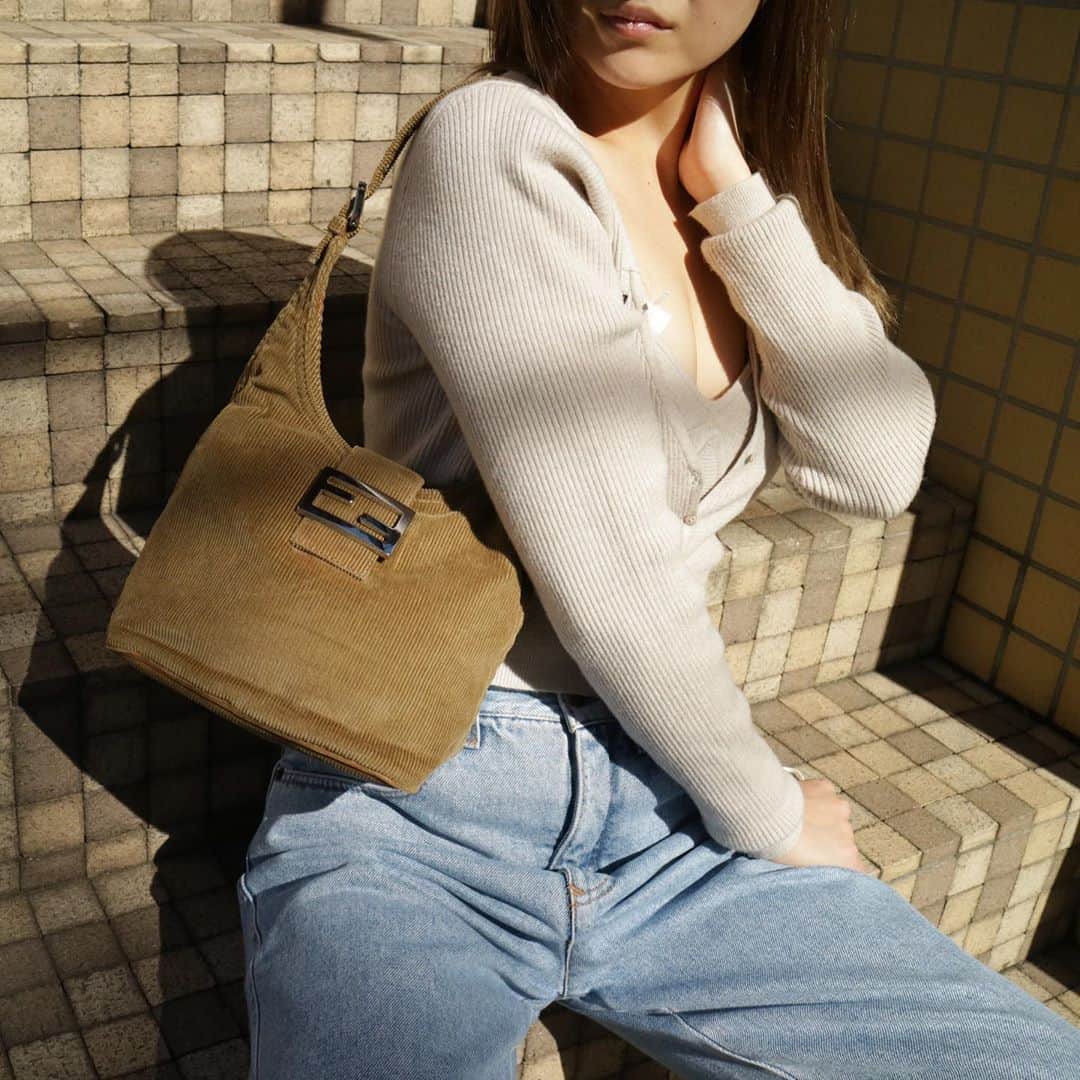 Vintage Brand Boutique AMOREさんのインスタグラム写真 - (Vintage Brand Boutique AMOREInstagram)「FENDI Mamma Corduroy Shoulder bag.  📌This item is not available on the webstore, please send us a direct message to purchase.  ✈️Free Shipping Worldwide 📩DM for more info and pricing  ➡️info@amorevintagetokyo.com   #ヴィンテージ #フェンディ  #ヴィンテージフェンディ #アモーレ #アモーレトーキョー #東京 #fendi #vintage #vintageFendi #amoretokyo  #amorevintage」10月27日 17時13分 - amore_tokyo