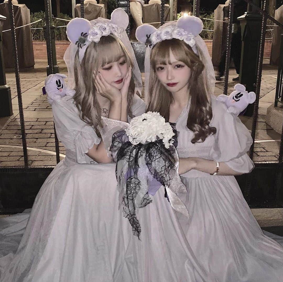 さきぼんさんのインスタグラム写真 - (さきぼんInstagram)「花束はぴょんちゃん作👻  #tokyodisneyland#disneyland#tdl#disneyig#disneyhalloween#hauntedmansion#TheHauntedMansion#Dハロ#東京ディズニーランド#ディズニーランド#ディズニーコーデ#花嫁カチューシャ#ホーンテッドマンション#ディズニー#ハロウィンコーデ#ハロウィン仮装#ディズニーバウンド#ジャック#ディズニーハロウィン #さきぼんディズニー #さきぴょん🖤 #さきぼんハロウィン🎃」10月27日 17時13分 - sakibon69