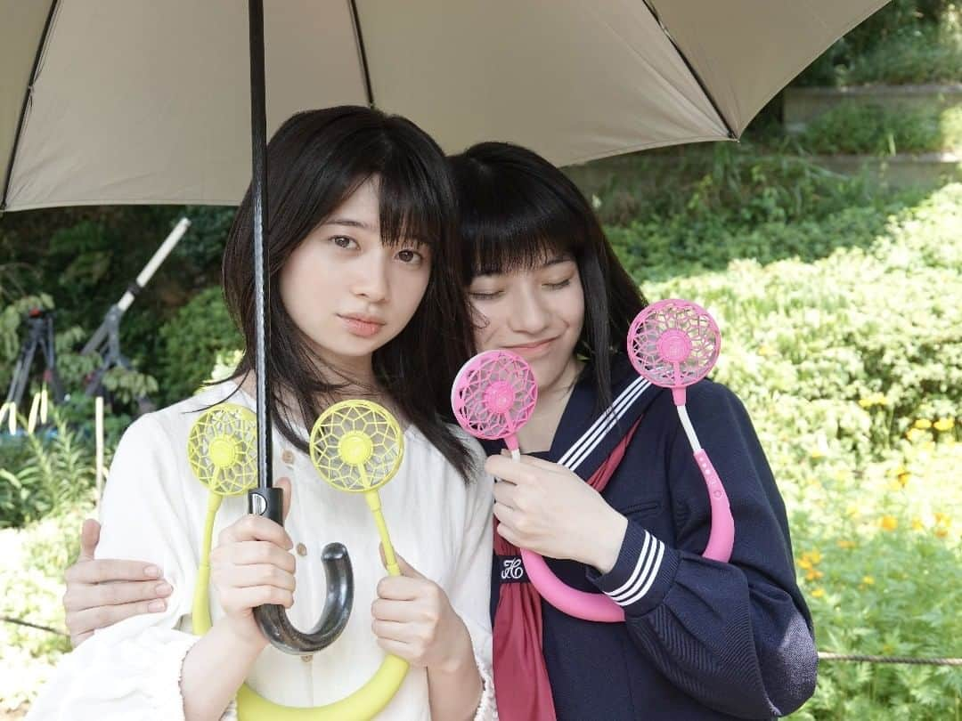 フジテレビ「ドラマ甲子園」さんのインスタグラム写真 - (フジテレビ「ドラマ甲子園」Instagram)「🍃#言の葉 オフショット  Twitterにアップした ポスタービジュアル撮影中の #蒔田彩珠 さんと #桜田ひより さん。  あの写真の撮影直前まで こんなリラックスした表情だったのです😲  🍃 #FOD 先行配信中 🍃 #CSフジテレビTWO で 🍃 #10月31日 （土）20時OA 🍃 #ドラマ甲子園」10月27日 17時14分 - dramakoshien