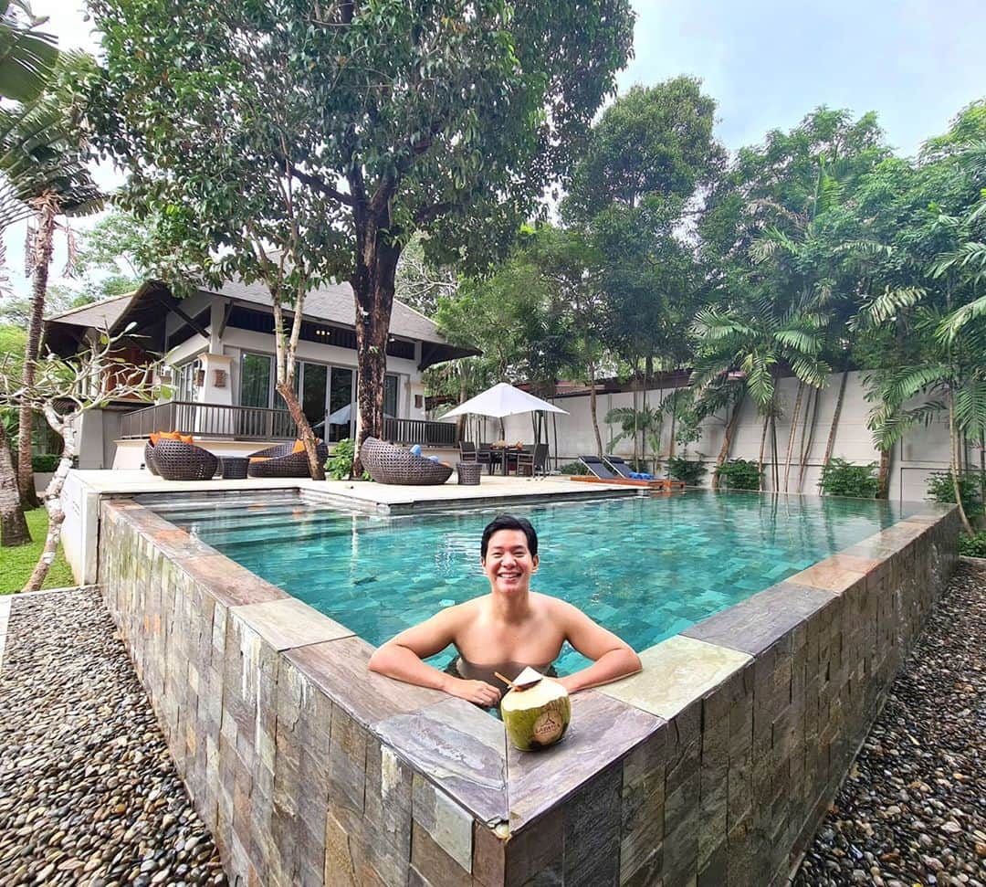 アイス・サランユーのインスタグラム：「Afternoon tea 10,000 Kcal  Swim 100 Kcal 🙈🙉🙊 กิน10,000 ออก 100 ออกน้อย แต่ ออกนะ  @layanaresort  #layanaresort  #kholanta  #krabi #เกาะลันตา  #กระบี่ #เที่ยวทั่วไทยกับไอซ์ศรัณยู」