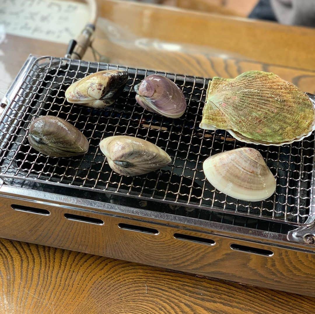 佐藤寿人さんのインスタグラム写真 - (佐藤寿人Instagram)「休みの時に、普段の生活圏内から少し外に出てみる事もリフレッシュの一つですね⤴️  コロナが収束して早く気兼ねなく外出出来る日が来てほしいです🌞  プロ生活の中で⚽️  千葉→大阪→仙台→広島→名古屋と様々な街で生活してきていますが、いつもの生活圏内から少し出てみると素敵な場所がたくさんある事を知る事が出来ます✨  もっと色々と行っておけばと思う事が多いです💦  広島であれば生活圏内の広島市から出てみて尾道や三次🍇 宮島は生活圏内です（笑）  名古屋であれば豊田の香嵐渓🍁はお気に入り😆 仙台では秋保温泉に塩釜の海の幸🐟 大阪は若かった事と一年しかいなかったのでほとんど大阪市内から出なかったので、きっともっと素敵な場所があると思います😭  写真は千葉で少し遠出をするなら個人的に好きな九十九里・いさりび食堂😊  #いさりび食堂 #千葉 #九十九里 #愛知 #広島 #宮城 #大阪」10月27日 17時17分 - hisato_sato11official