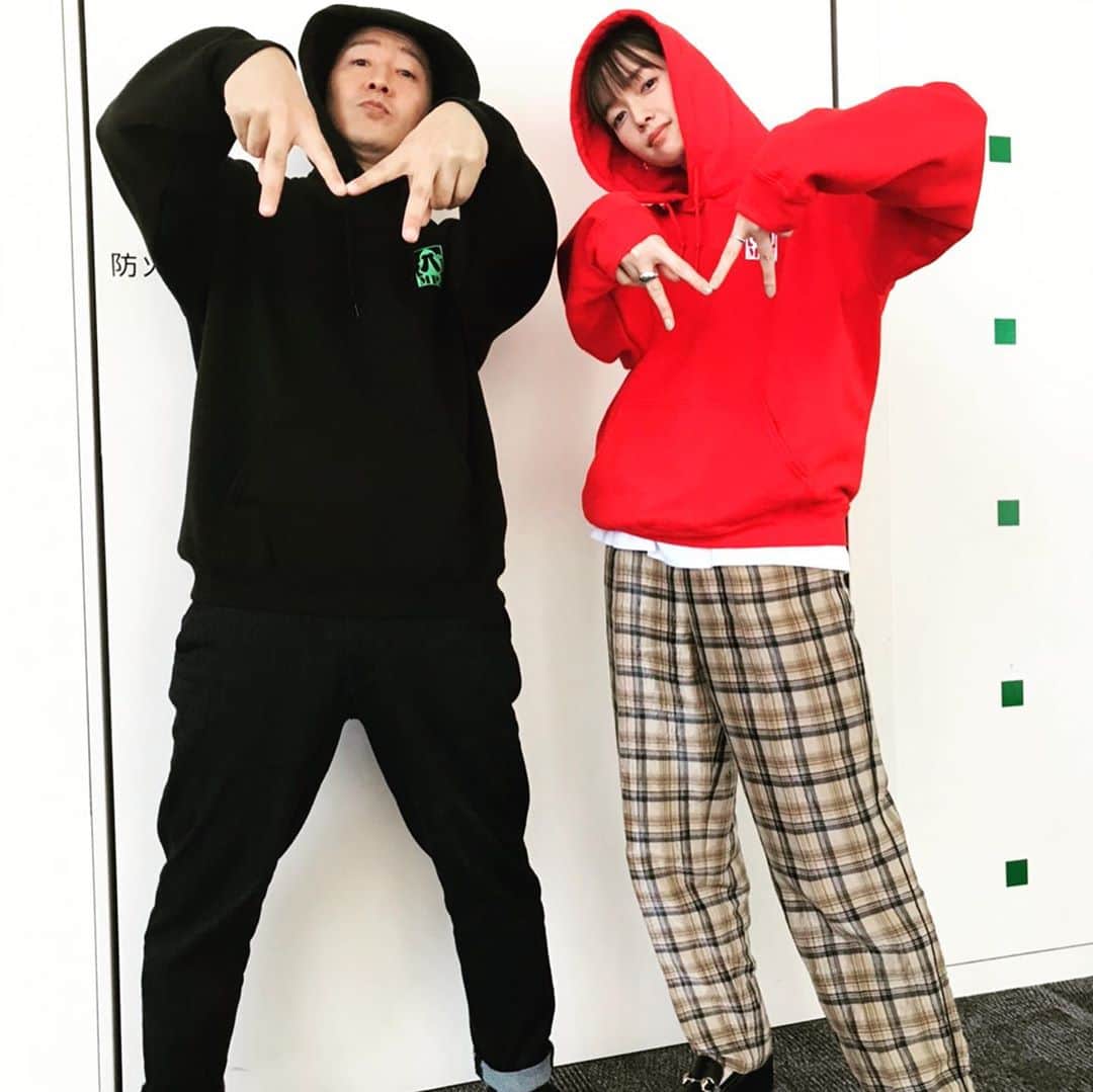 長田庄平のインスタグラム：「デルモパーカーjr！  ええ子や！！  #Mrパーカーjr #Msパーカーjr #Mrパーカーjrパーカー #ヒルナンデス #佐藤栞里 #チョコレートプラネット」