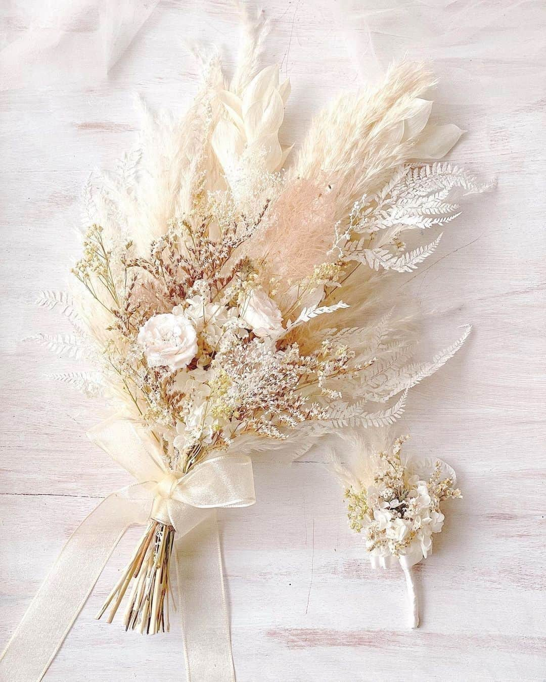 ♡プラコレWedding·⋆*さんのインスタグラム写真 - (♡プラコレWedding·⋆*Instagram)「@placolewedding 【#DRESSY花嫁 】 【#プラコレ】をつけて投稿&フォローしてね♩ . ＝＝＝＝＝＝＝＝ . ウェディングブーケ迷子の花嫁さま必見👰💐 @hana_mof というショップをご存知ですか？ . デザインの種類が多様なので 花嫁さまのコーディネートにぴったりな ウェディングブーケが見つかること間違いなし✨ オーダメイドも大人気なんですよ◎*  web shopより購入していただけます♡ https://hanamof.com/ . ---------------------- 👗photo by.. @hana_mof さん . ＝＝＝＝＝＝＝＝ 『#DRESSY花嫁』『#プラコレ』の ハッシュタグをつけて写真をUPしてね✦ 花嫁アプリ『DRESSY by プラコレ』の 記事に掲載＆リグラムされるかも♩ . みなさまからのいいねや保存 コメントをお待ちしています♥ 「このウェディングドレス可愛い！」 「ヘアスタイルも気になる！！」 「今の花嫁さんの流行りは！？」etc. . ＝＝＝＝＝＝＝＝ 花嫁アプリでは、 プロのアドバイザーに結婚式の相談を何度でも♡ ウェディングドレスの記事や、 自分のウェディングレポを残せちゃう♡” . ＞＞＞TOPのURLからcheck ⋈ @placolewedding ＞＞＞結婚のご相談は プラコレウェディングアドバイザーへ♡ @wedding_adviser ＞＞＞ウェディングレポを残したいなら、 farny by プラコレをcheck ✎ @farny_wedding ＞＞＞ウェディングアイデア＆DIYは ドレシーアイデアcheck ❁ @dressy_idea >>>素敵なドレスに出会いたい花嫁さま♡ @dressyonline_をcheck . ＝＝＝＝＝＝＝＝＝＝＝＝＝＝＝＝ . #プレ花嫁 #卒花 #花嫁 #卒花嫁 #結婚 #結婚式 #結婚準備 #花嫁準備  #weddingtbt #試着レポ #farnyレポ #2020冬婚 #2020秋婚  #2021春婚 #ウェディングブーケ #ブーケ #ブーケトス #披露宴 #hana_mof  #wedding  #flower  #ドライフラワー  #ドライフラワーブーケ  #花のあるくらし  #ブライダルブーケ  #hanamoflower」10月27日 17時19分 - placole_dressy