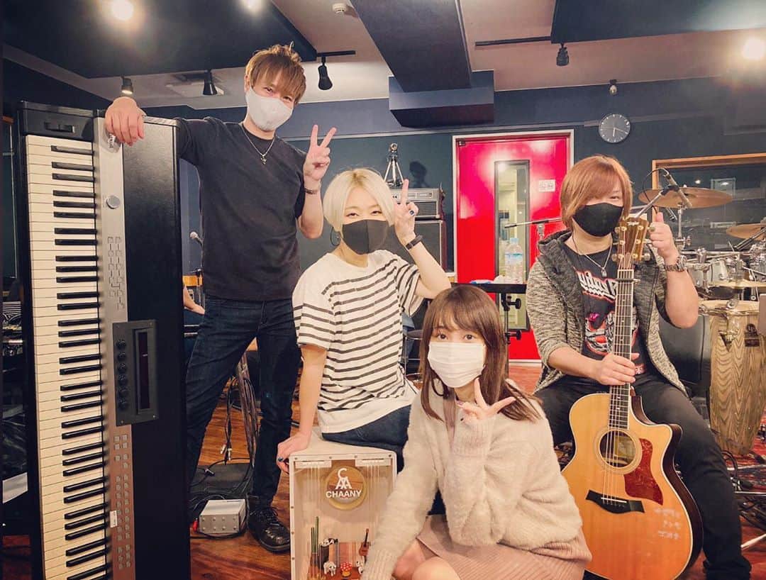 のインスタグラム：「10/31はこのメンバーで声優の春日望ちゃん配信ライブをお届けします。ハイパーな曲たちをアコースティック編成で演ります。（望ちゃん初ライブなんですって。人生初ライブが無観客。。そのうち有観客やったことないアーティストの方が多くなったりして。。いやいや、早くコロナどうにか治まって欲しいです） 今準くんとは2013年の初音ミクバンド以来、IMAJOくんとは初めまして。めっちゃ楽しいメンバーです🤣 ぜひご覧下さいませ！ #chaany #cajon #percussion  #しかしこのカホンはどこ行っても人気🐈🐈🐈 #鍵盤立てた甲斐あった🤣 #良い写真」