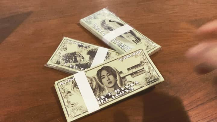 チャン・ウヒョクのインスタグラム：「#HE #papermoney」