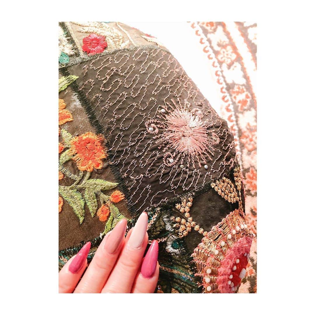 のインスタグラム：「Iil toutch of Halloween?🎃💅  📦と格闘したり げき落ちさんと遊んだりしてたら せっかくとっても綺麗に してもらったネイルにキズがついたので、 応急処置でマニキュア。  すごいぬるの苦手......  でもミアさんが 形をすごい綺麗に仕上げてくれてた から塗りやすかった！！！  3色をランダムにぬってみました。 クオリティはつっこまないでくださいこれ以上.....  リサに十分disられてまっす。笑  #selfNail #nailpolish  #マニキュア #超下手  はやくネイル行きたい😩🤍」