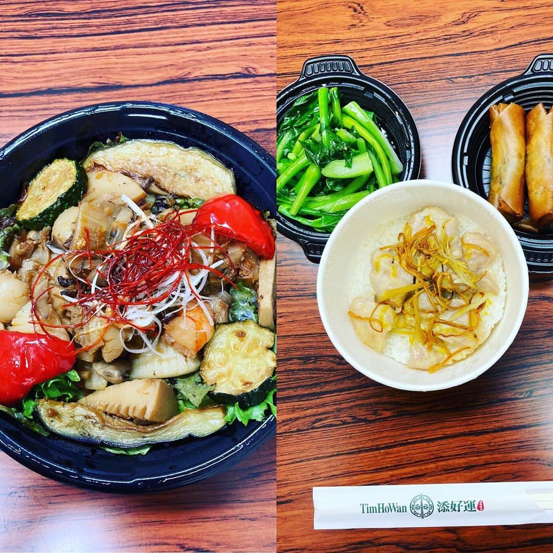 山西惇のインスタグラム：「本日の楽屋ご飯は、春秋ツギハギさんの「エビ帆立イカのXO醬炒め丼」と、添好運さんの「鶏肉と生姜の蒸しご飯」「温菜」「キノコと筍の揚げ春巻き」。最後の2食だからって明らかに食べ過ぎ。 #ミュージカル生きる」