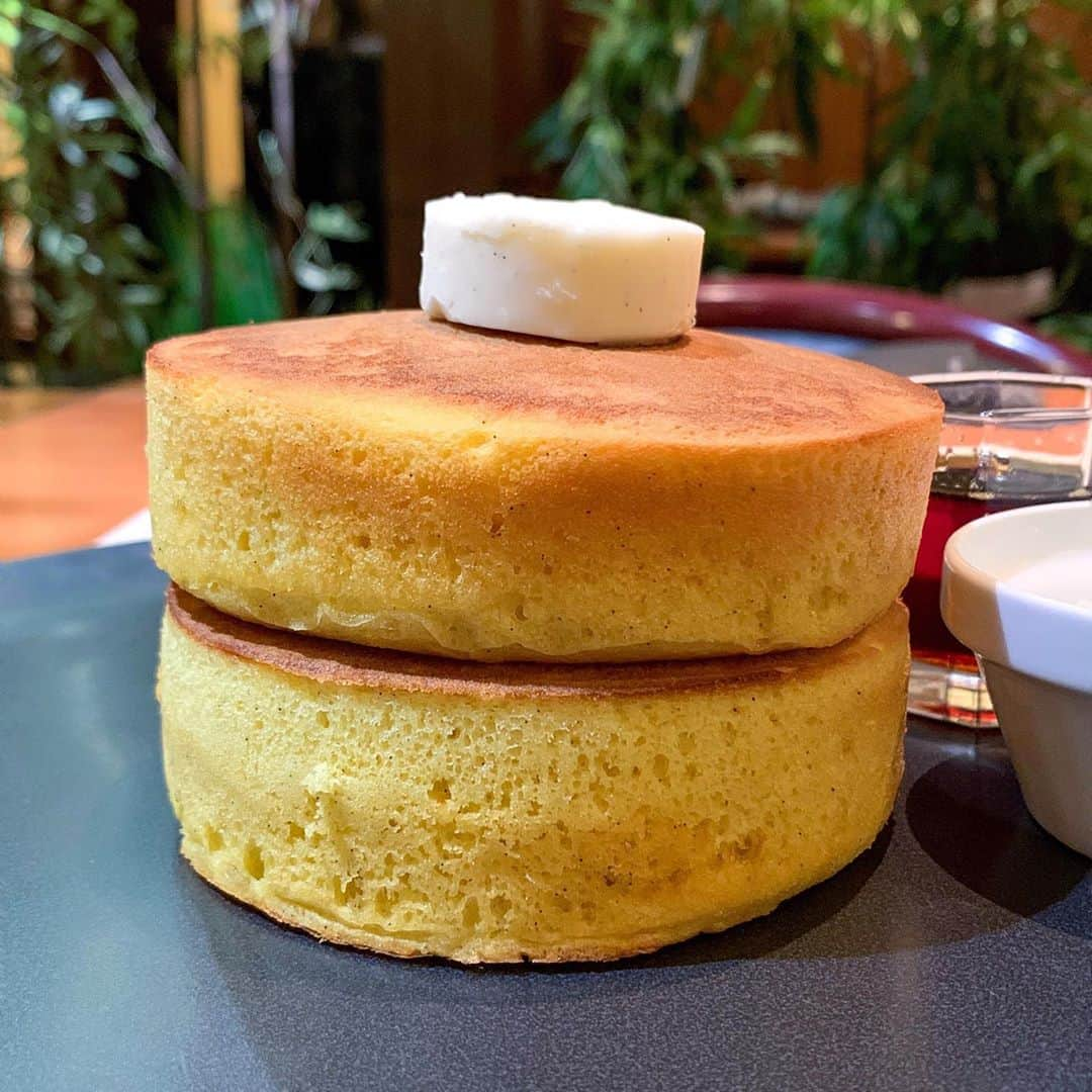 あゆまっくすさんのインスタグラム写真 - (あゆまっくすInstagram)「﻿ ﻿ ◆クラシックホットケーキ  1,500円(消費税・サービス料別)﻿ ﻿ ﻿ ホテルニューオータニ東京内にあるカフェ＆ダイニング﻿ SATSUKIでホットケーキをいただきました。﻿ ﻿ 長崎県産の高級カステラの生地にも使用されている「太陽卵」や和三盆糖などのこだわり素材を使用した、クラシックなホットケーキ！﻿ メープルシロップとカラメルソースをブレンドした特製のソースとバニラビーンズ入りのバターでいただきます。﻿ ﻿ こんがりと焼かれた表面は香ばしく、中はしっとりほろほろな食感♡﻿ かなりボリュームもあって、食後だったのでお腹いっぱいになりながら何とか完食🥞﻿ いつもここではパンケーキをいただくので新鮮に感じました。﻿ ﻿ 今回新江戸デラックスツインに宿泊したのですが﻿ 全室に檜風呂がついていたり、和を感じられる﻿ それはそれは素晴らしいお部屋でした。﻿ 居心地がよすぎてほとんど寝てた🥱﻿ ﻿ ﻿ 提供期間: 通年 11:00～21:00﻿ 訪問店舗: SATSUKI (東京メトロ赤坂見附駅 D紀尾井町口・永田町駅7番出口から徒歩約3分)﻿ ﻿ ﻿ ﻿ ﻿ #ホテルニューオータニ#ホテルニューオータニ東京#hotelnewotanitokyo#hotelnewotani#satsuki#サツキ#pancake#pancakes#パンケーキ#ホットケーキ#🥞#スイーツ#デザート#いいね返し#カフェ好きな人と繋がりたい#cafe#tokyocafe#tokyofoodie#カフェ#カフェ巡り#カフェ部#東京カフェ#永田町カフェ#永田町ランチ#永田町グルメ#東京パンケーキ」10月27日 17時27分 - ayumax666