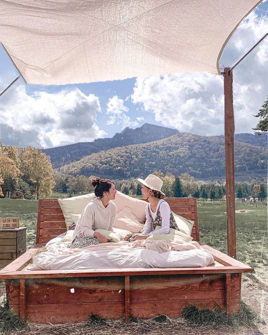 タビジョのインスタグラム：「タビジョのみなさんこんばんは🤗 すっかり日が落ちるのが早くなりましたね🍁 最近は秋のファッションを楽しみながら、紅葉スポットで写真を撮るタビジョが増えてきました🍂👭🏻 是非#tabijyomap_japan でシェアしてね🥴🌾  本日も@tabi_jyoではいつか行きたい国内・海外スポットをご紹介💁🏻‍♀️💕 ＊＊＊＊ 📸 @____akanechan____  🚩北海道「星野リゾート リゾナーレトマム」 ＊＊＊＊＊＊ 🔻こんなお写真募集中🔻 ・私の地元にこんな素敵なスポットがあるよ📷 落ち着いたら是非遊びに来て欲しい🥺💕 ・以前訪れた私のおすすめスポット、タビジョのみんなにシェアしたい😊 など #タビジョ #tabijyomap_japan をタグ付けして投稿してね😉」