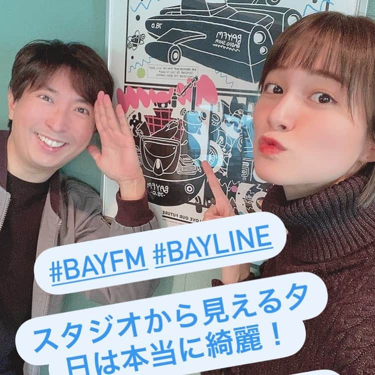 有村昆さんのインスタグラム写真 - (有村昆Instagram)「#bayfm #bayline  スタジオから見える夕日は本当に綺麗！  荒井由美さんのあの日に帰りたいが映える。   #有村昆　#岡田ロビン翔子   生放送中だよー」10月27日 17時30分 - kon_arimura