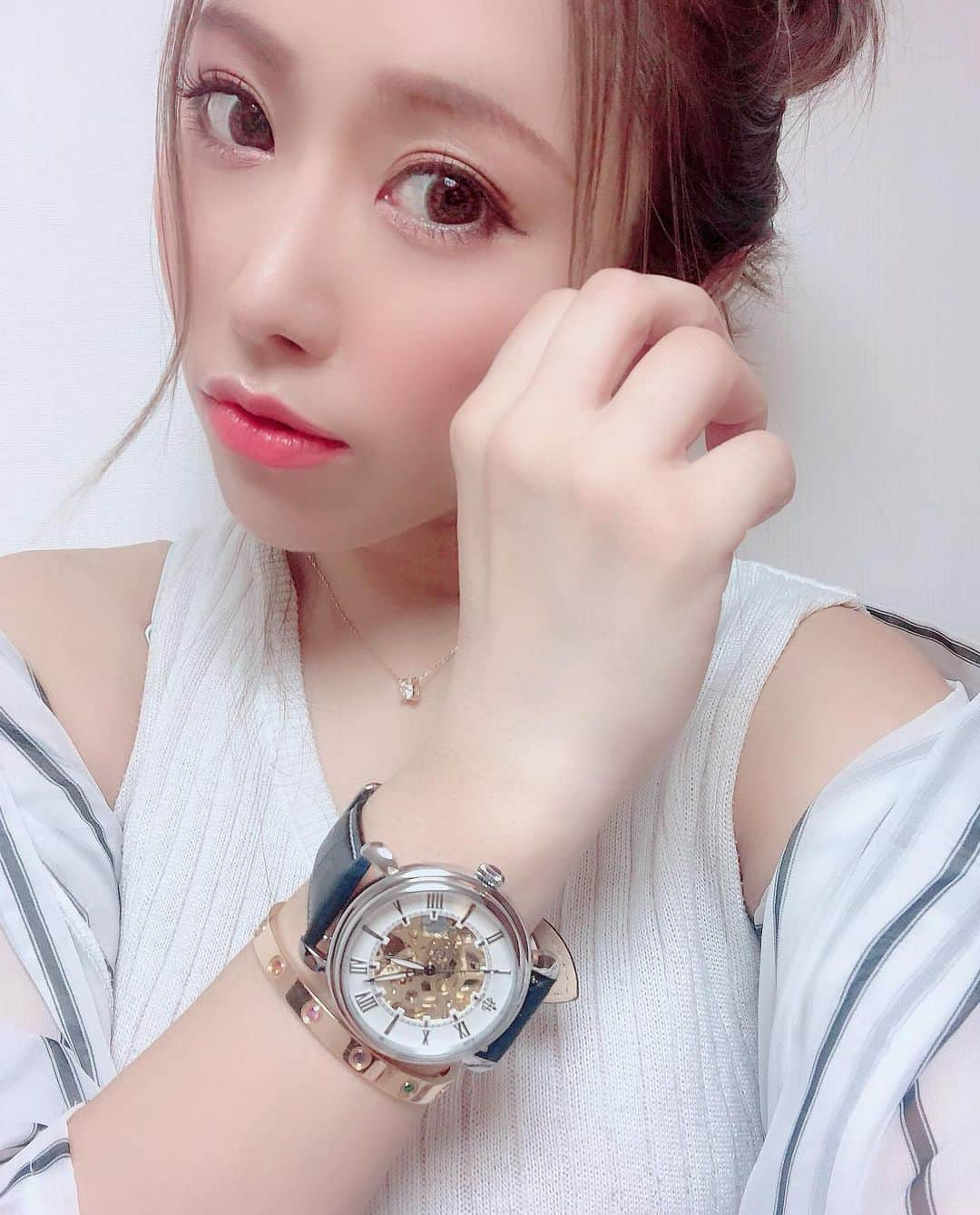 渡瀬茜のインスタグラム：「もうお誕生日も過ぎて11月なんだなー、今年も後2ヶ月ちょっとか。。。早いなーってすごく思いまして。。。 素敵な大人になれるように頑張ろ☺️   みなさん沢山おめでとうコメント、メッセージありがとうございました💖  来月はうちのお姉ちゃんお誕生日やから私のインスタ見て @loborjapan  の時計可愛いって言ってたからプレゼントしてお揃いにしよーかなっと思ってます☺️💖 クーポンコード使用で10%OFFになるよん→【watasgp】  #lobor #ロバー #腕時計 #時計 #手元倶楽部#お気に入り#ファッション#素敵な大人の女性になりたい #1年って早い #1年ってあっという間」