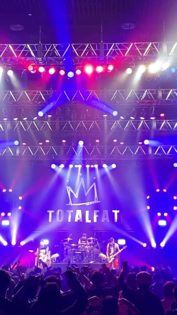 TOTALFATのインスタグラム：「リモートシンガロング大作戦 大成功🔥 みんなの声、スピーカーからZeppに響きました🔥 ありがとうございました！！  Operation "REMOTE-SINGALONG" ended in a great success!!! Thank you!!!  #TOTALFAT #再会 #リモートシンガロング大作戦 #待ち合わせはライブハウスで  @jose.totalfat  @totalfat.shun  @buntatf」