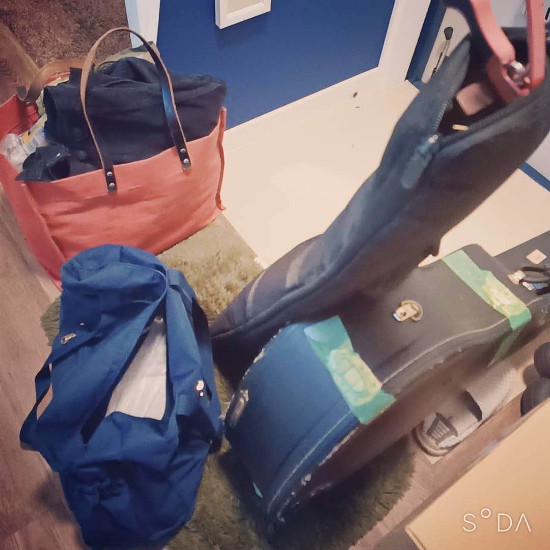 松本隆博のインスタグラム：「。 さリフレッシュした(˙◁˙) 洗濯しギター弦を替え、 3時間睡眠した(˙◁˙)。 旅立ち第二章… 人生遊歩道…  一句！ 人生は… 風も当たるし… 景色も変わる…  松本山頭歌」