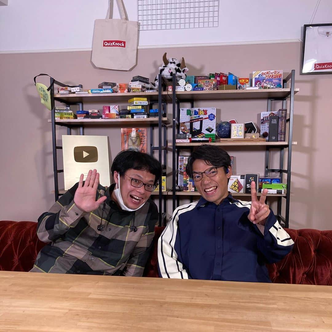宮戸洋行のインスタグラム：「先日QuizKnockのオフィスにお邪魔させていただきまして、はいどーも編集長の伊沢です！宮戸です！っぽい写真撮ってもらいましたm(_ _)mちなみに僕のポーズはふくらPリスペクトです！」