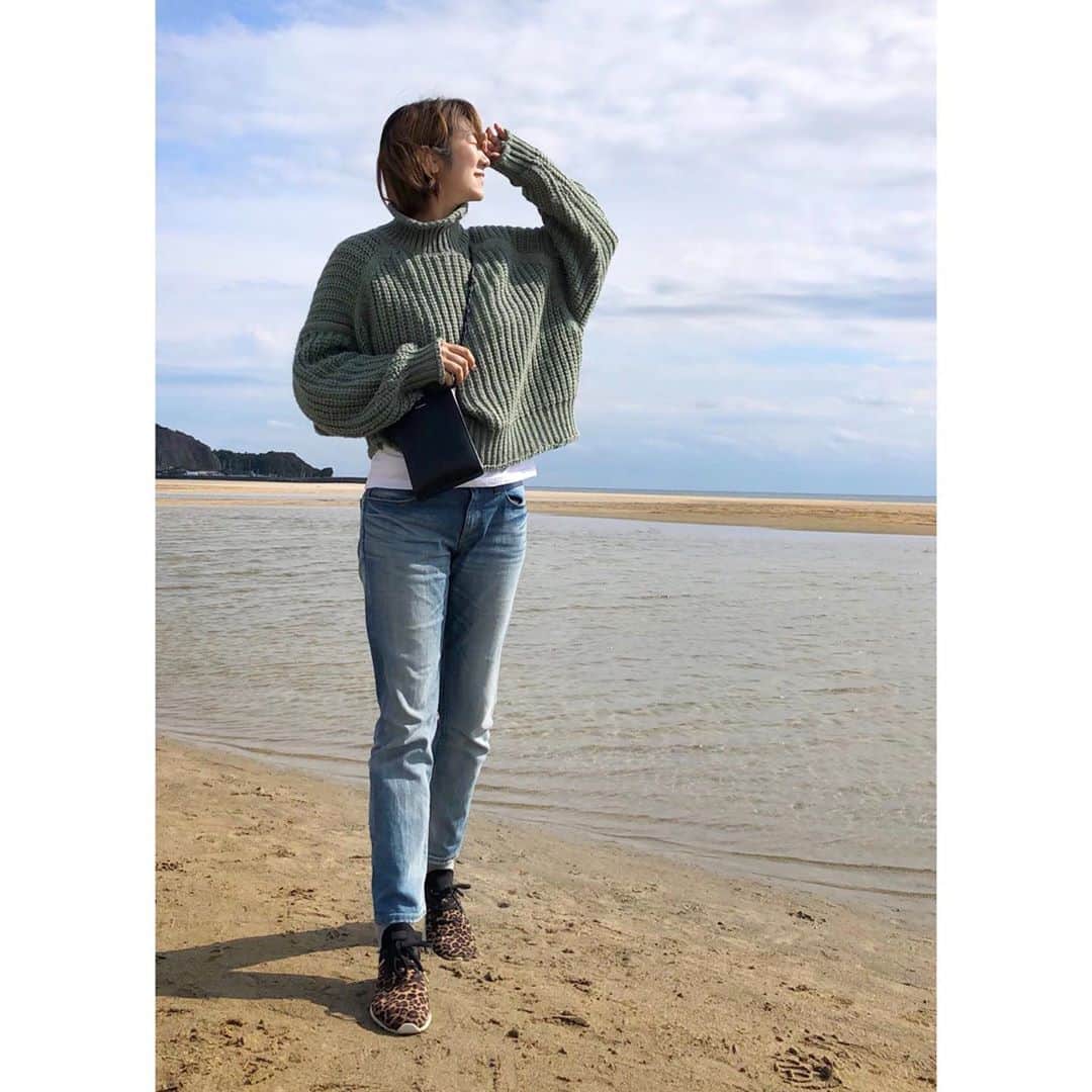 のインスタグラム：「☆☆☆ ・ ・ しーちゃん家族と楽しみにしていたグランピング 凄く凄く楽しかったな @shizuka.watanabe  ・ 海にも行って遊べたし 2日目は陶芸も出来たよー‼️ 次は温泉にでも行きたいなぁ♡ ・ ・ 今まだ帰路なので気をつけて帰ります🚗 ・ ・ ・ ・ ・ ・ ・ #hm#jilsander #redcard#海#sea#千葉 #きれいめコーデ #きれいめカジュアル  #大人カジュアルコーデ #大人カジュアル  #code#coordinate#ootd#instafashion#今日のコーデ#ママコーデ#ママファッション#男の子ママ #高身長女子 #ponte_fashion#r_fashion#大人女子#シンプル #シンプルコーデ #きれいめファッション#高身長コーデ」