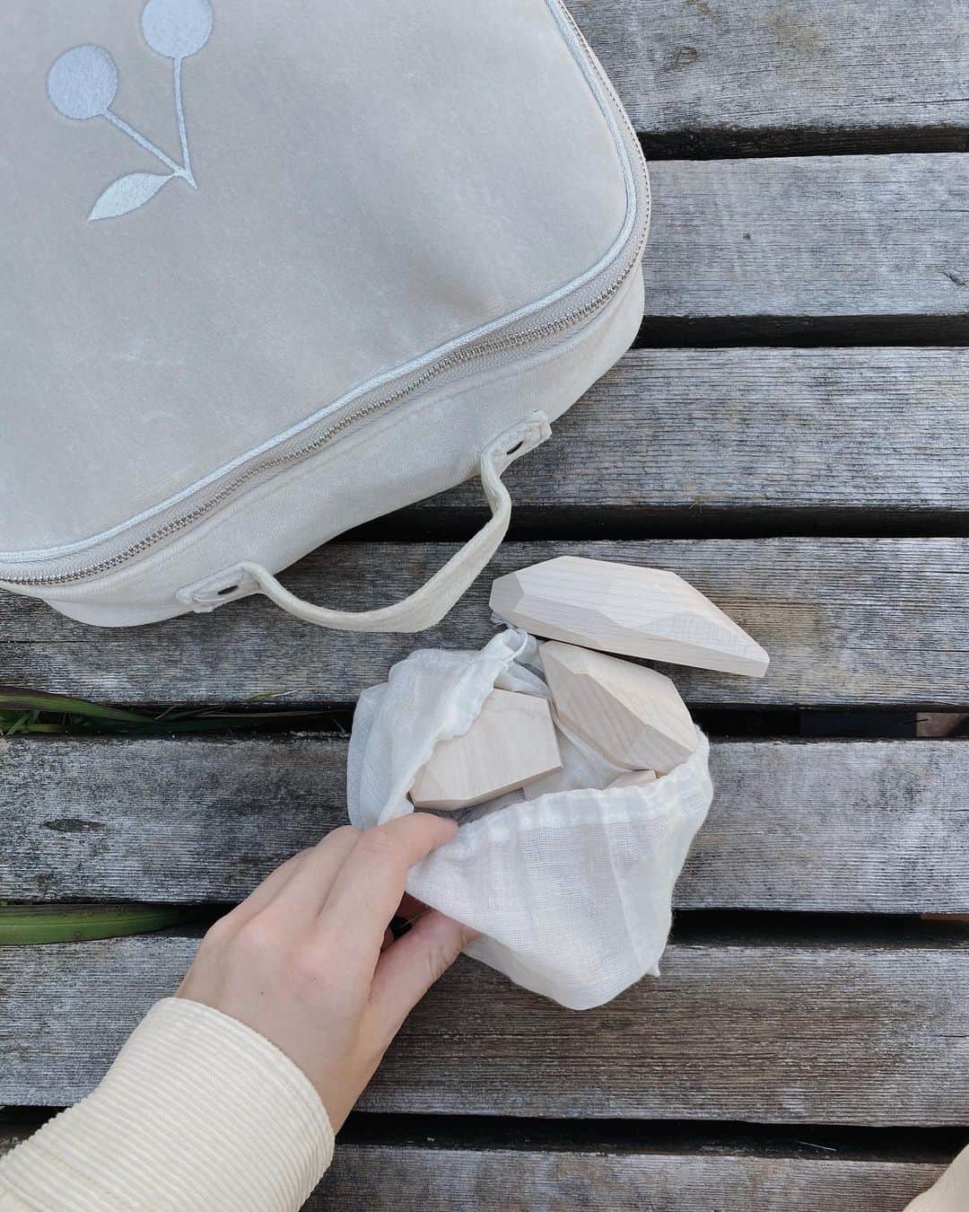 目見田早弥子のインスタグラム：「🌲 家具などを制作する過程で出た、 捨てられるはずだった木材を使って作られたブロック。 木工家具の職人さんがひとつひとつ 手作業で作ったものなんだそう。 元々家具に使われる木材だっただけあって とっても軽いし触り心地も良いです◯ いろんなカット面があるので遊ぶたびに 全く違う積み上げ方ができて 難しいけどそれがまた楽しいので大人も一緒になって こうかな？と考えています。✨ ⠀ Thank you! 🤍 @soror9 🤍」