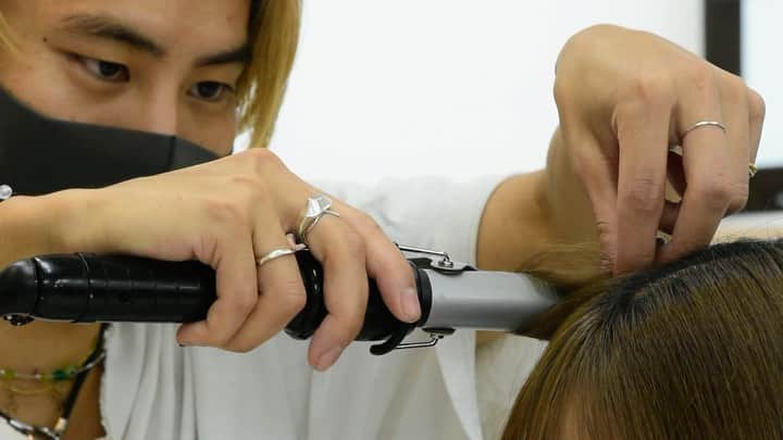 東京ベルエポック美容専門学校のインスタグラム：「✂︎美容師科1年生✂︎ ✨TOPサロンゼミ✨ ・ 原宿の街で新しい感覚を発信するヘアサロン『CODE＋LIM』店長 ワタローさん 【@wataro0821】 ・ TOPサロンゼミでは、在校生をモデルにLIMならではの独創的な感性を披露していただきました😊 ・ 作品撮りからカメラワークも伝授していただき、Tiktokの撮影方法も目の前で指導!!!! ・ 現代の美容師に必須とされる発信力が何故大切なのか、どう活用していけばいいのか心得まで教えていただきました🙌 ・ 今日教わったことを明日から学校生活に活かしていきましょう!! ・ ワタローさん ご来校ありがとうございます!! ・ ・ #東ベル#東京ベルエポック美容専門学校#美容学生#美容専門学校#美容専門学校東ベル#LIM#TOPサロンゼミ#TOPサロン」