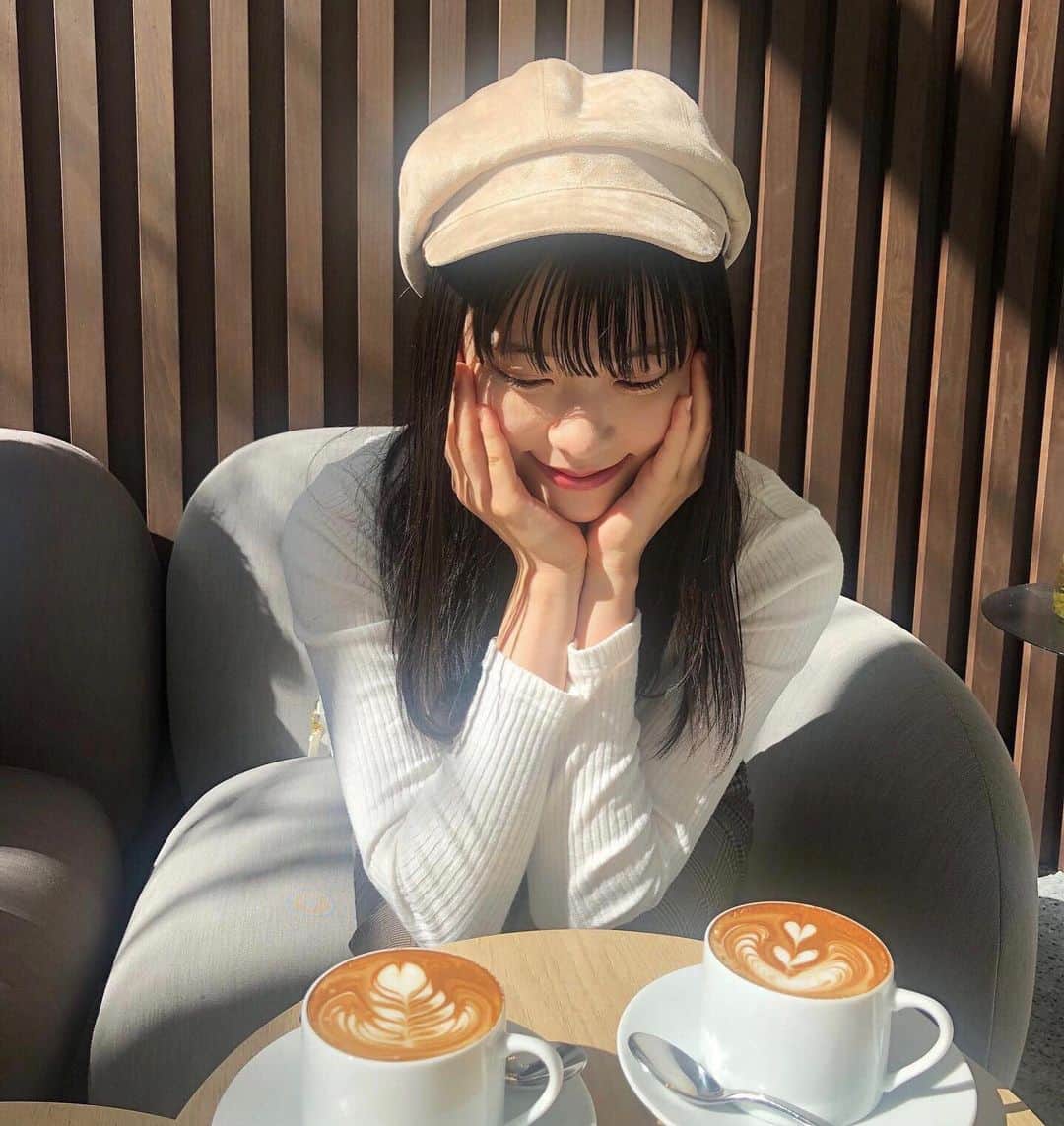 朝日奈芙季さんのインスタグラム写真 - (朝日奈芙季Instagram)「.﻿ どっちにしようかな〜🦦❤︎❤︎﻿ ﻿ ﻿ ﻿ カフェラテが大好きすぎて、﻿ 1日に何度も飲んじゃう 👱🏻‍♀️﻿ ﻿ ﻿ ﻿ カフェイン取り過ぎは﻿ 身体に良くないから程々にしなきゃ...☹️﻿ ﻿ ﻿ ﻿ ﻿ 美味しいコーヒー﻿ 入れられるような人になりたい💡﻿ ﻿ ﻿ #どっちを選ぶ ？﻿ #迷う﻿ #うーん﻿ #違いは何でしょう﻿ #☕️☕️」10月27日 17時46分 - fuki_asahina_official